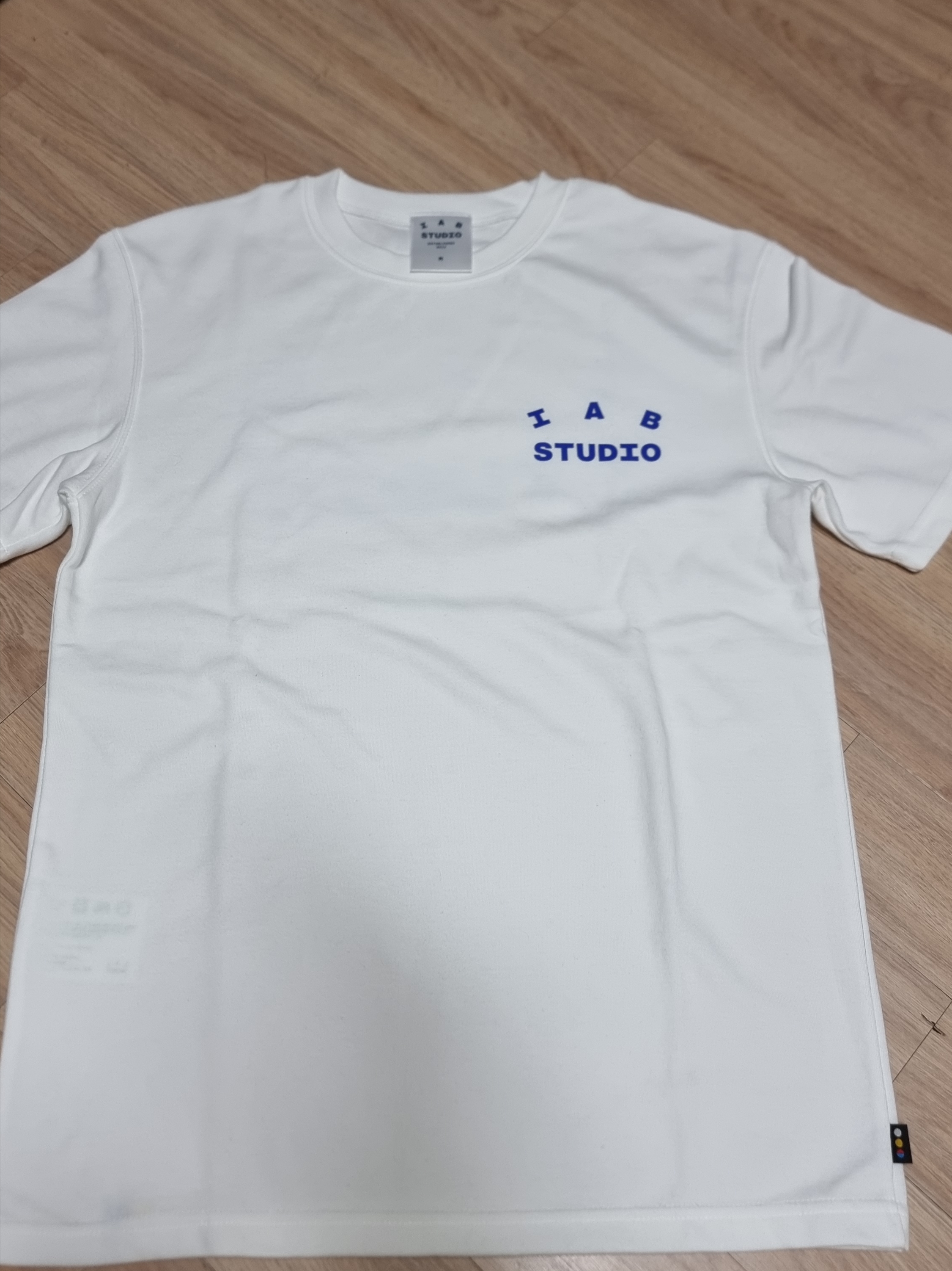 IAB Studio 10th Anniversary T-Shirts Pack White & Black (2 Pack) 착용 스타일 - 3