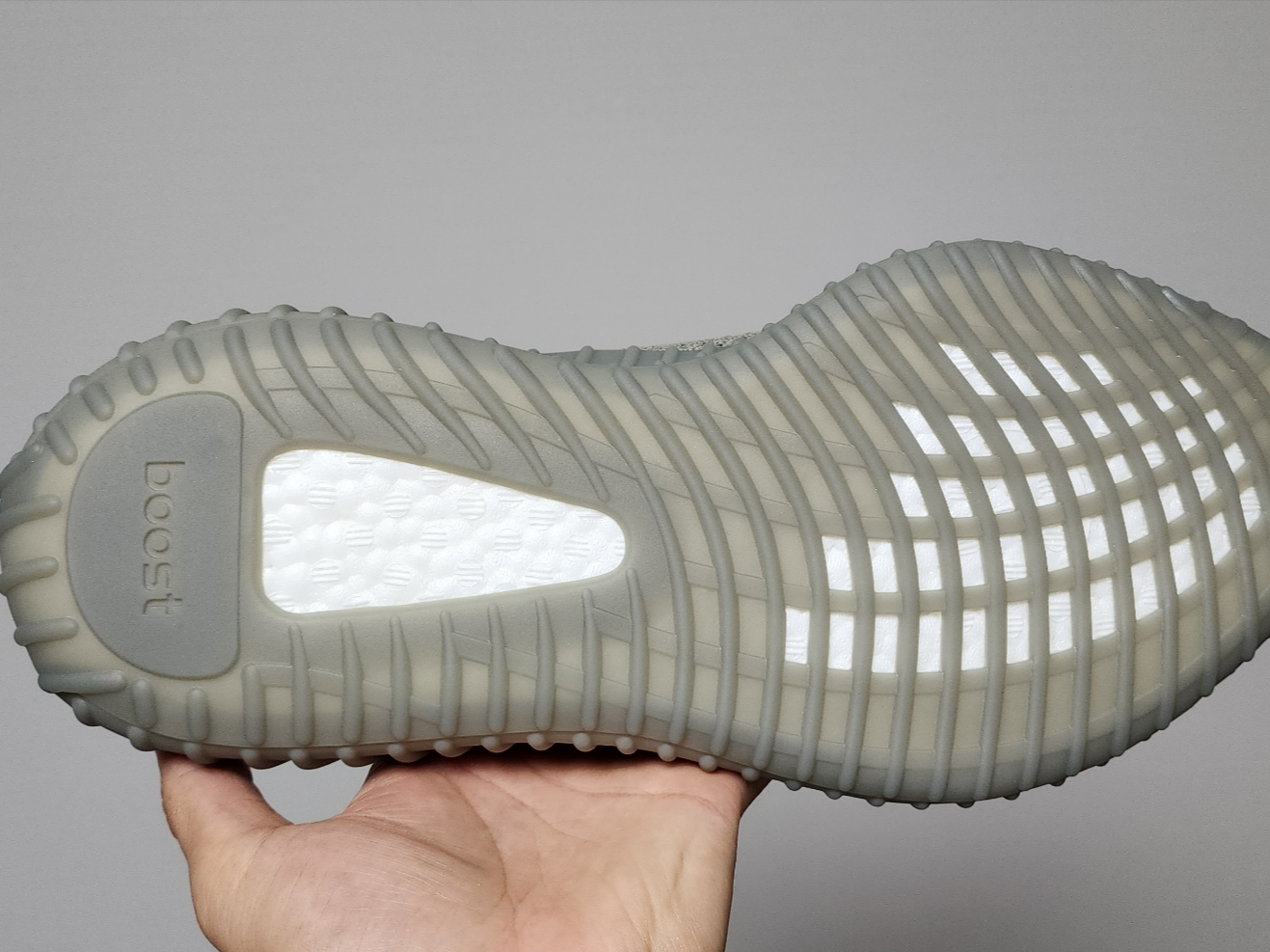 Adidas Yeezy Boost 350 V2 Granite Core Black 착용 스타일