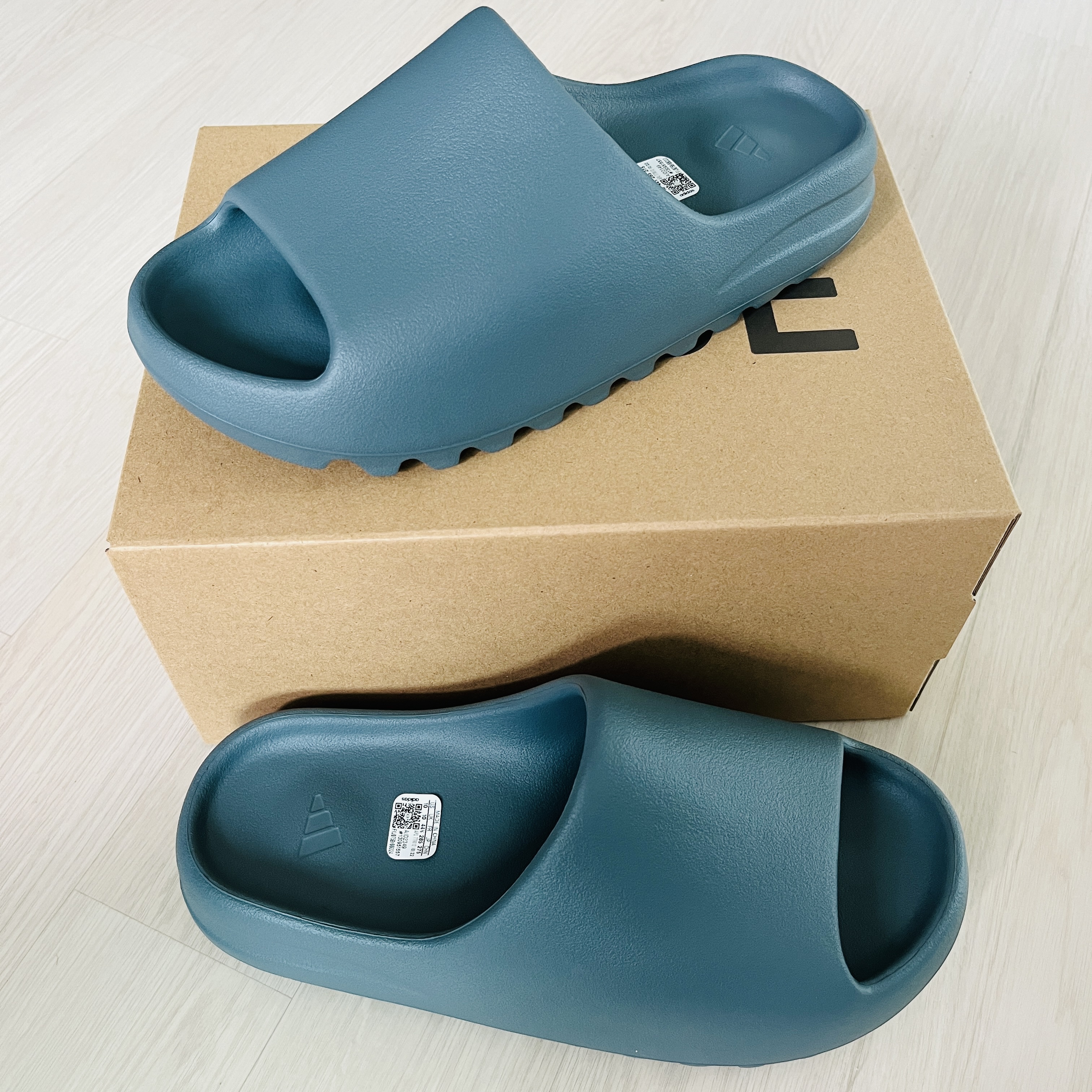 Adidas Yeezy Slide Slate Marine 착용 스타일 - 1