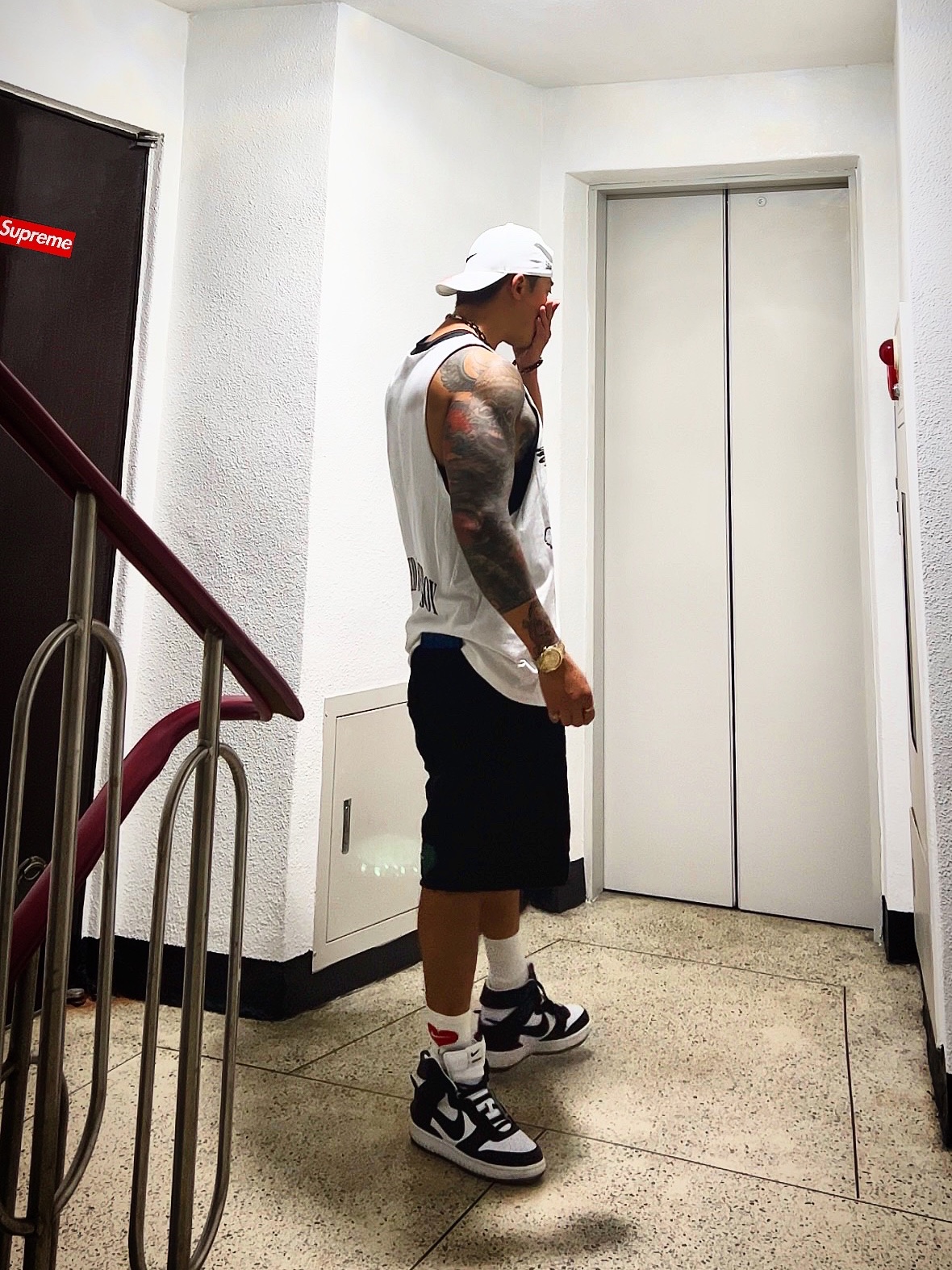 Supreme Reverse Patchwork Sweatshorts Black - 22SS, Nike x Ambush Dunk High Black 착용 스타일 - 1