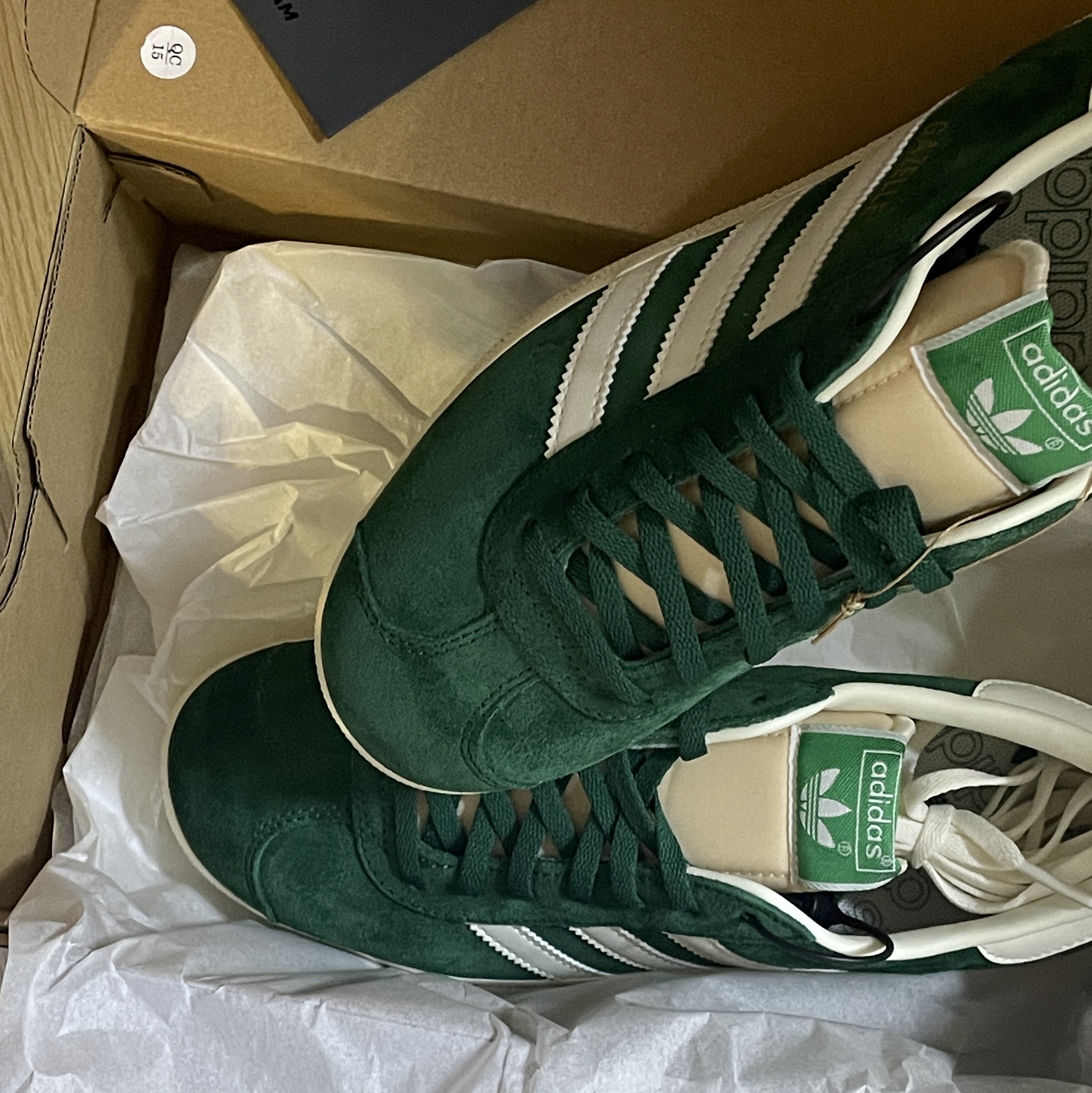 Adidas Gazelle Dark Green Cream White 착용 스타일