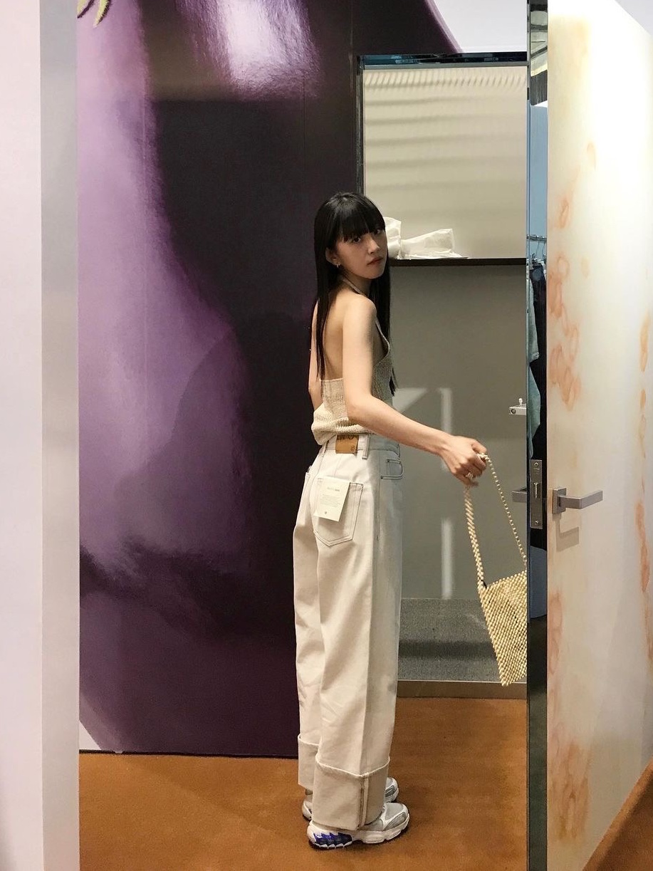 Enor Women Wide Roll Up Jean Navy 착용 스타일
