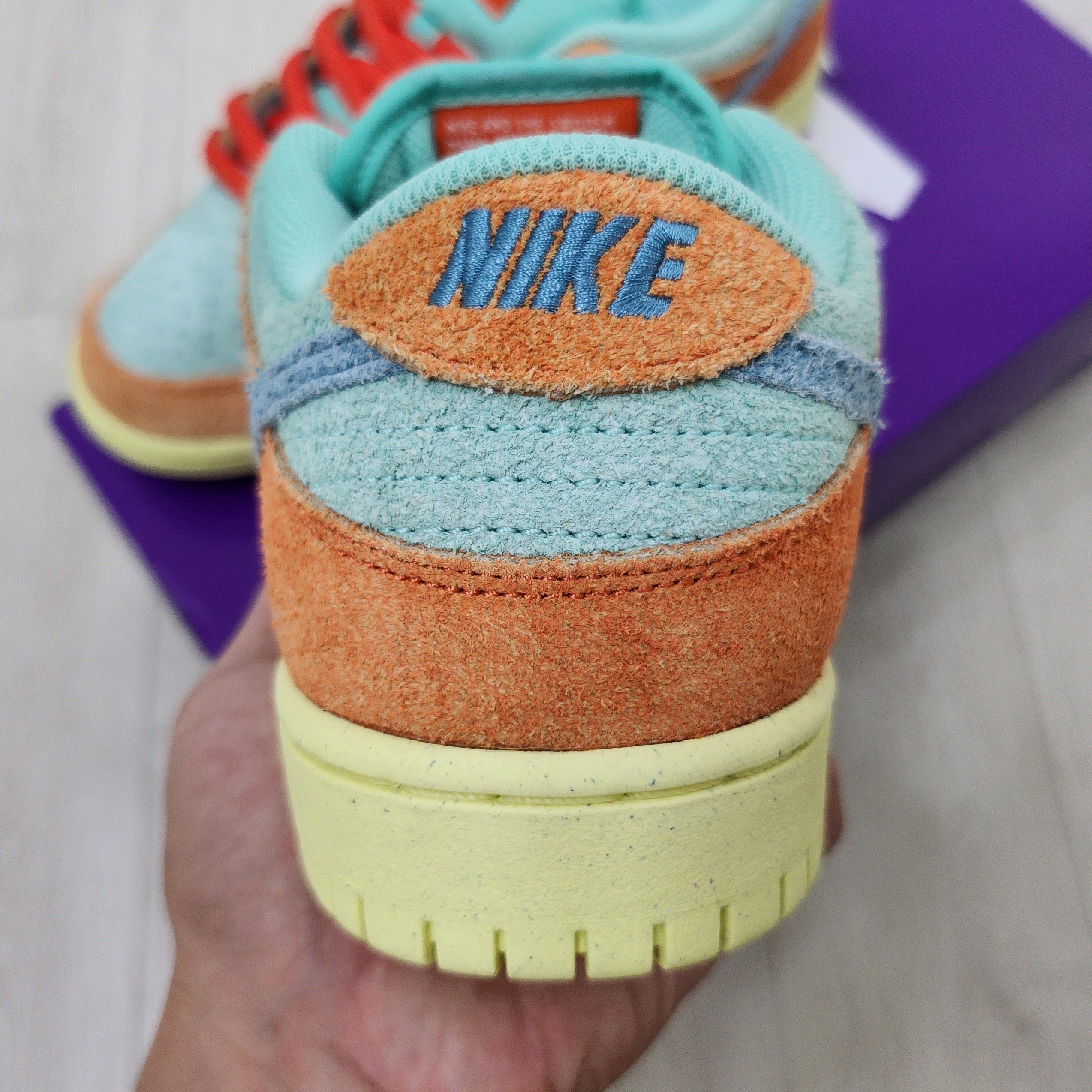 Nike SB Dunk Low Pro Premium Orange and Emerald Rise 착용 스타일 - 3
