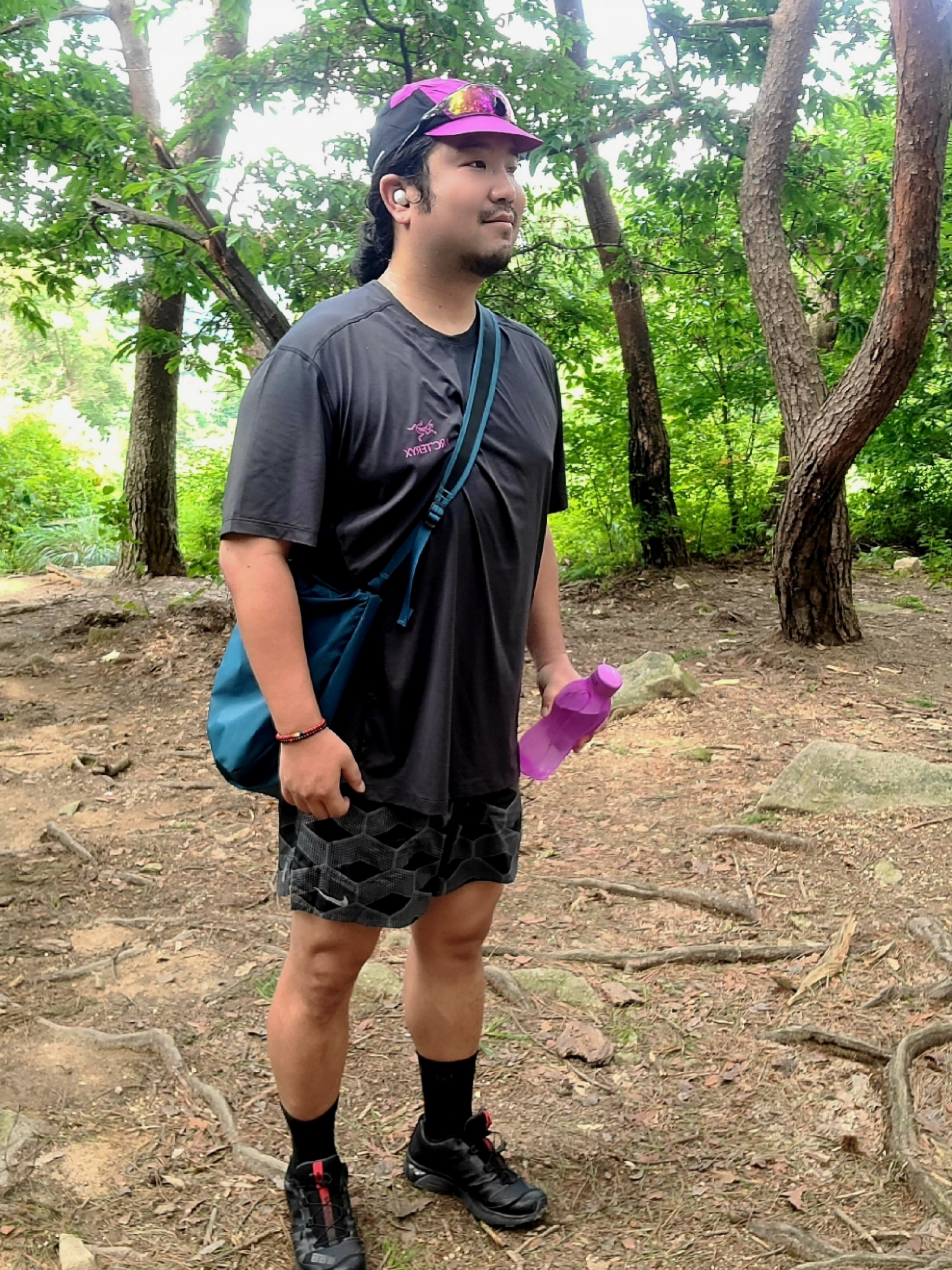 Arc'teryx Motus Arcword Crew SS T-Shirt Groovie Black Heather, Salomon x Slam Jam XT-4 Black Magnet Goji Berry 착용 스타일 - 4