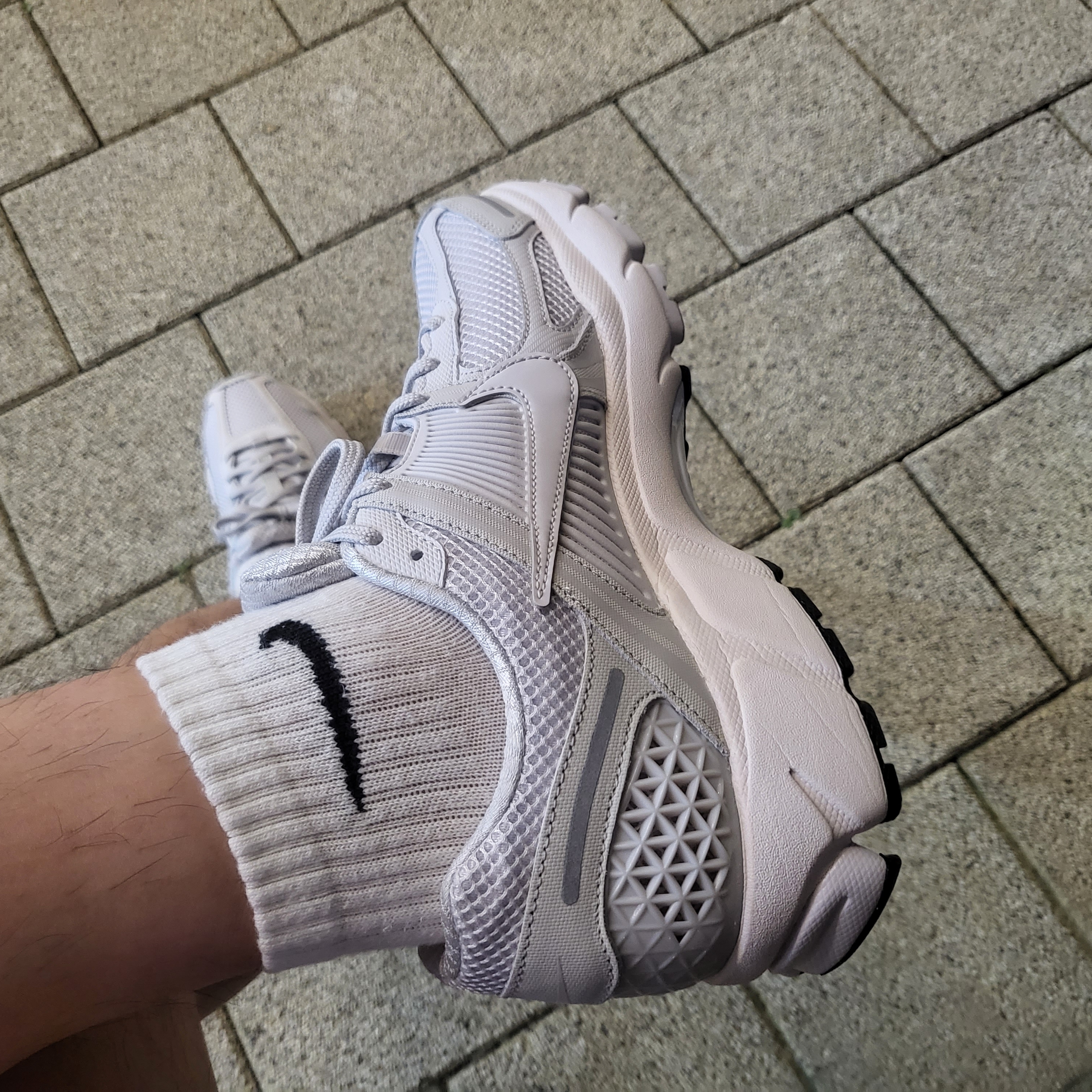 Nike Zoom Vomero 5 SP Vast Grey 2023 착용 스타일 - 2