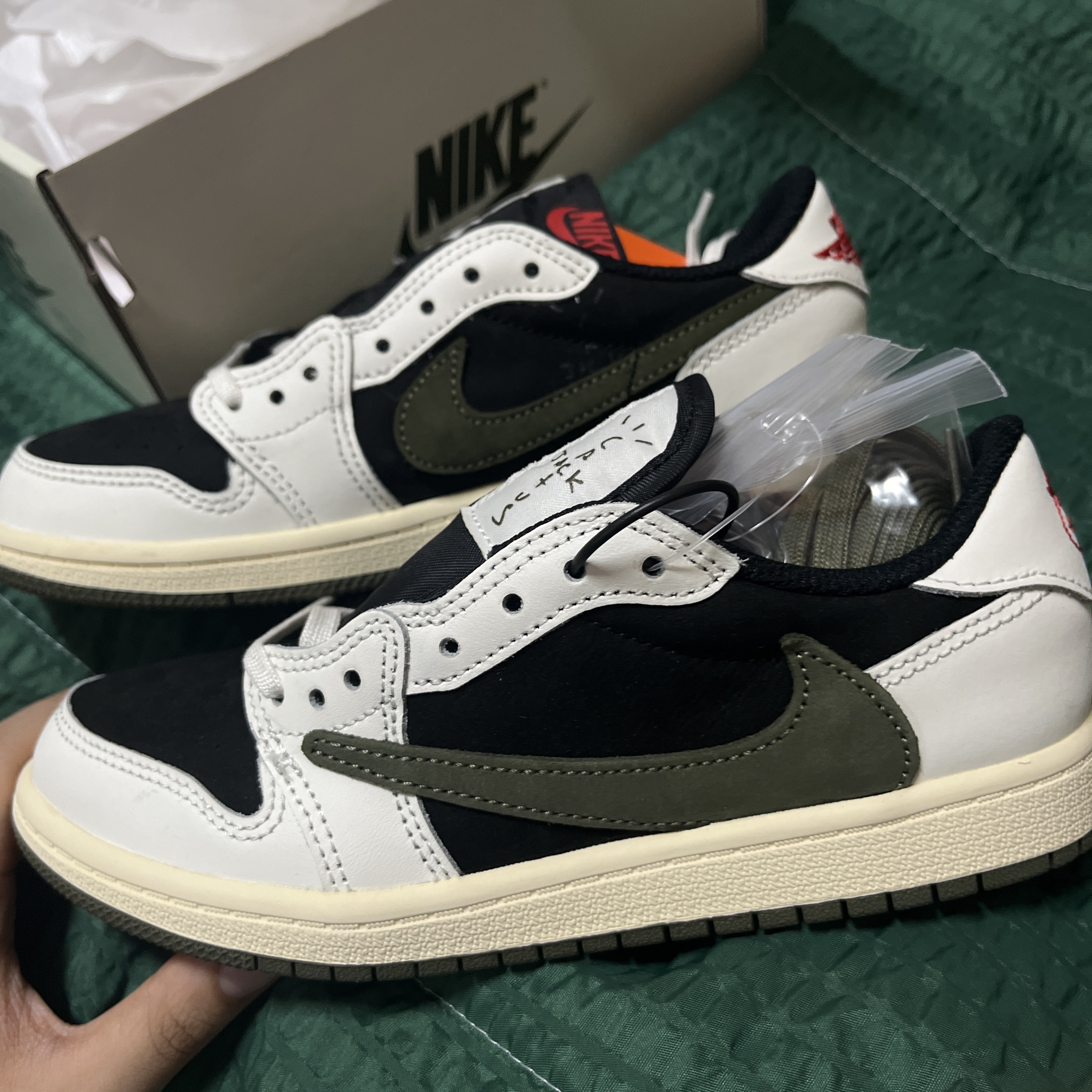 (PS) Jordan 1 x Travis Scott Retro Low OG SP Medium Olive 착용 스타일