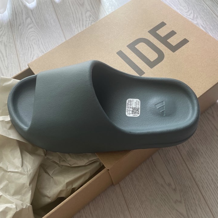Adidas Yeezy Slide Slate Marine 착용 스타일