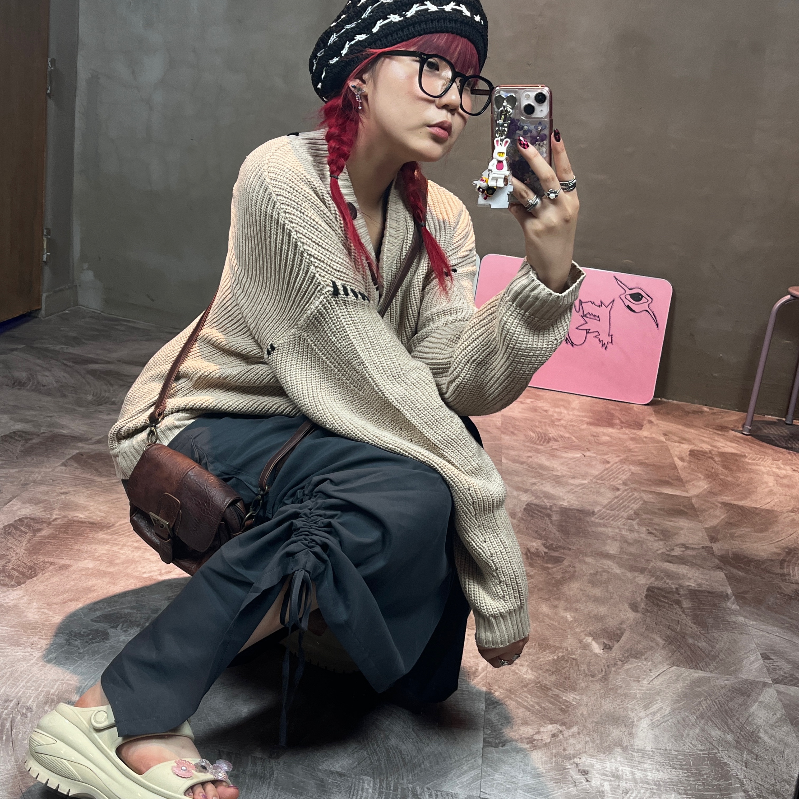 (W) Crocs Classic Mega Crush Clog Bone 착용 스타일 - 2