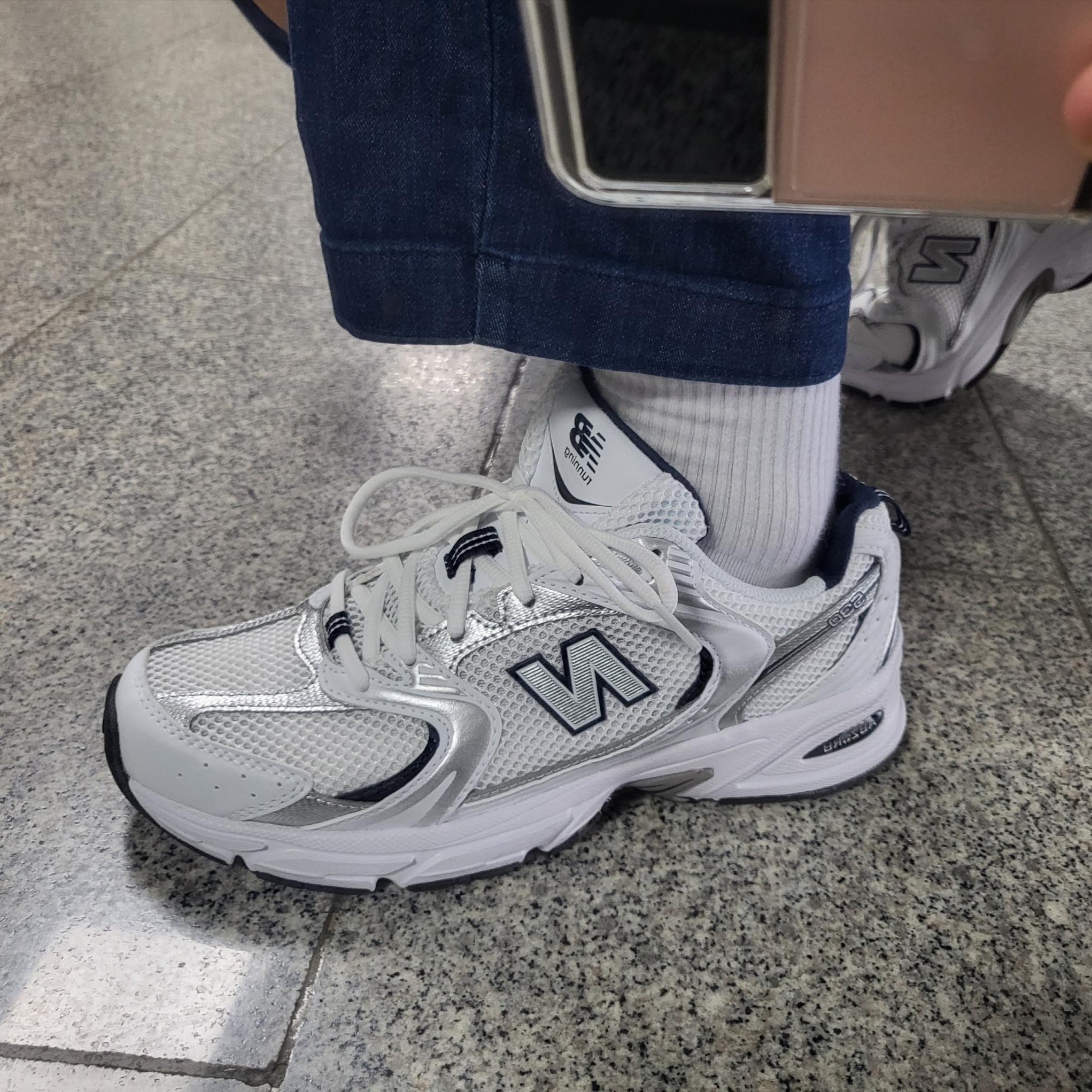 New Balance 530 White 착용 스타일 - 1
