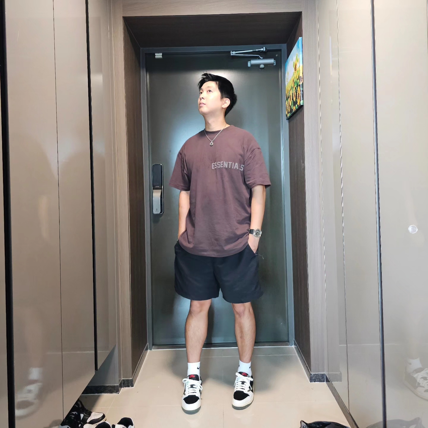 (W) Jordan 1 x Travis Scott Retro Low OG SP Medium Olive, Essentials SS T-Shirt Plum - 23SS 착용 스타일 - 4