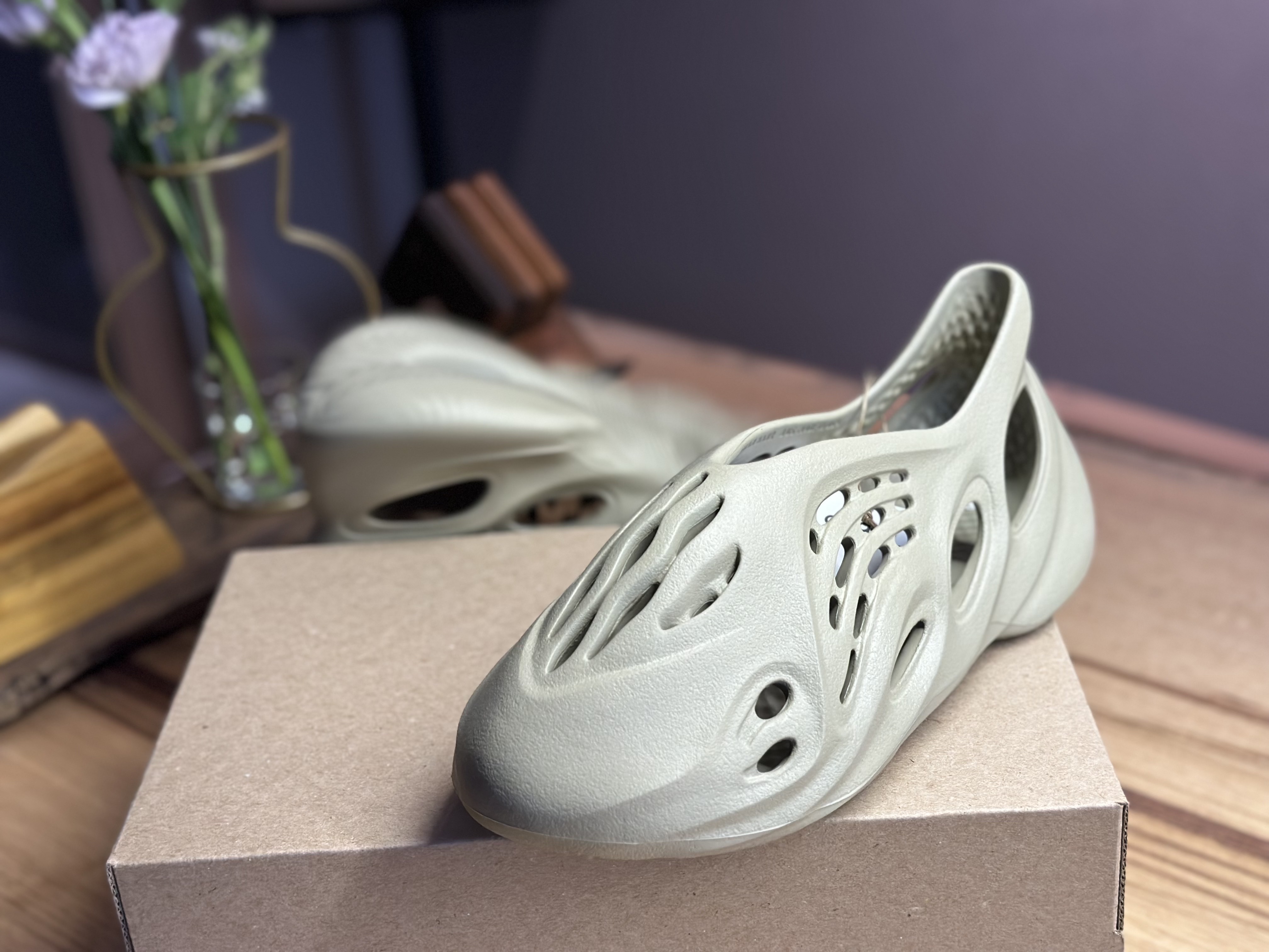 Adidas Yeezy Foam RNNR Stone Salt 착용 스타일 - 3