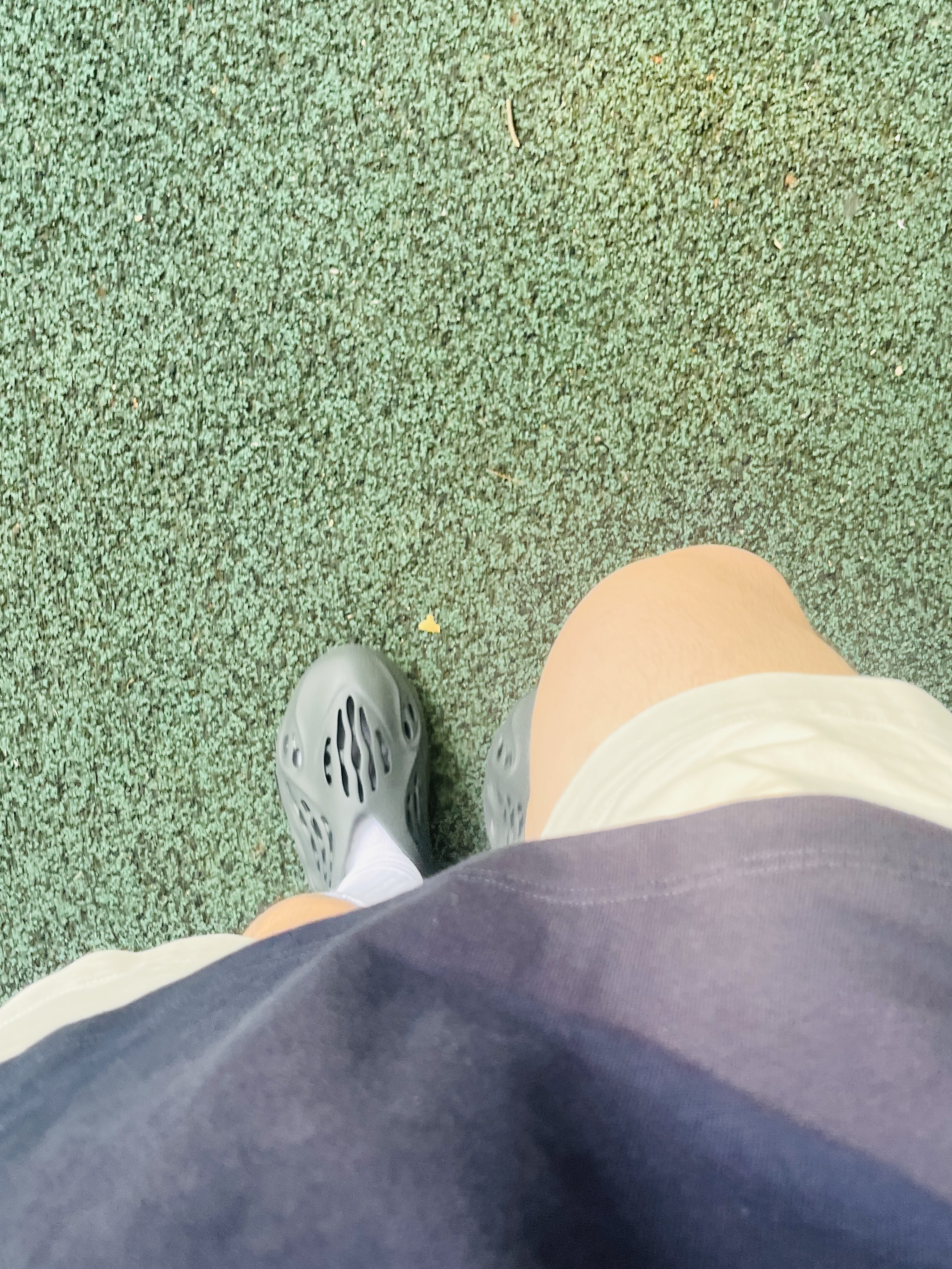 Adidas Yeezy Foam RNNR Carbon 착용 스타일