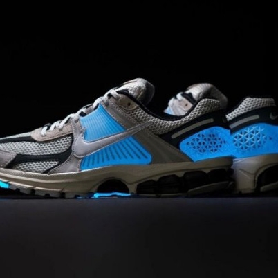 Nike Zoom Vomero 5 Light Bone and Black 착용 스타일 - 3