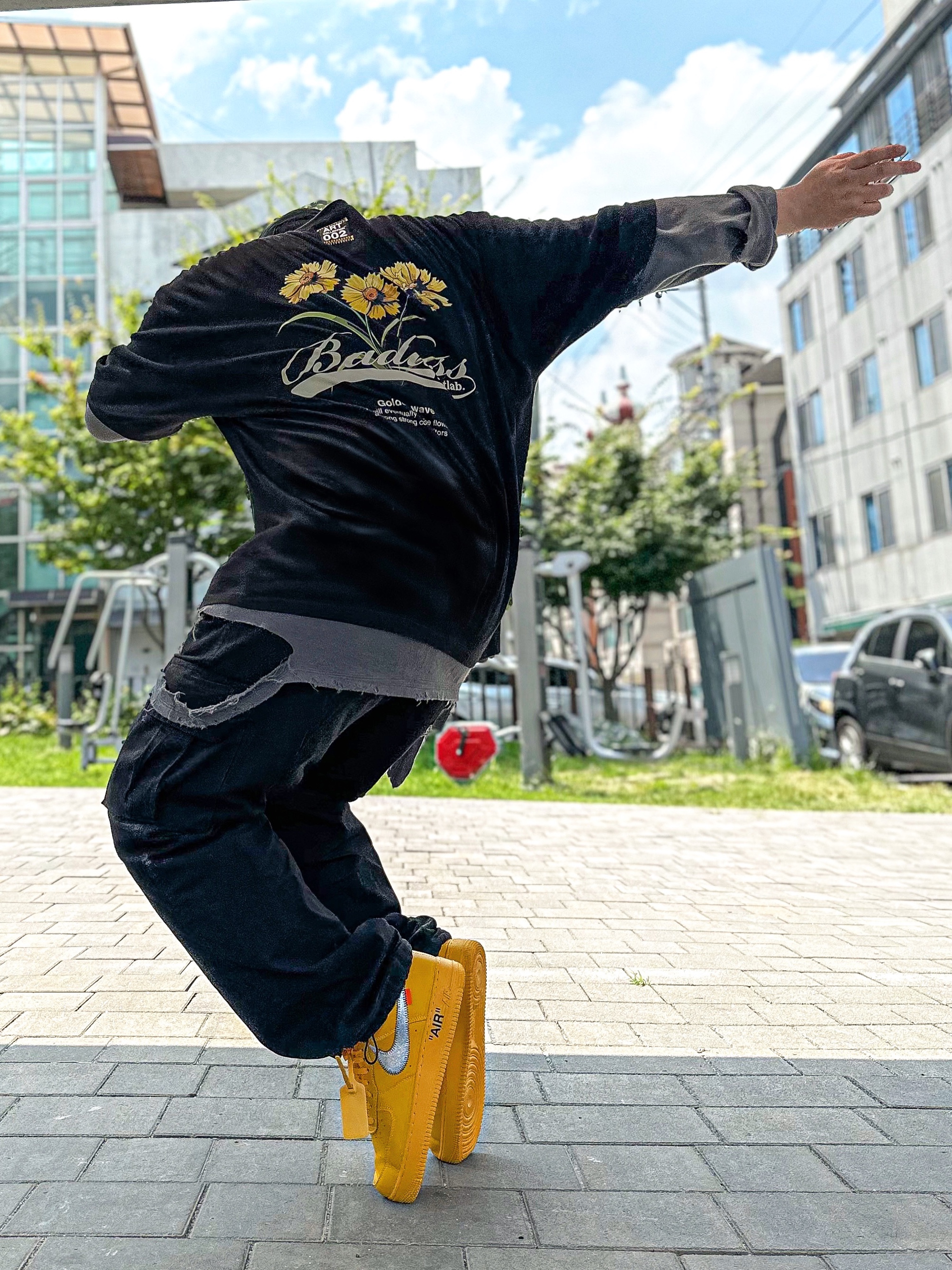 Nike x Off-White Air Force 1 '07 University Gold 착용 스타일