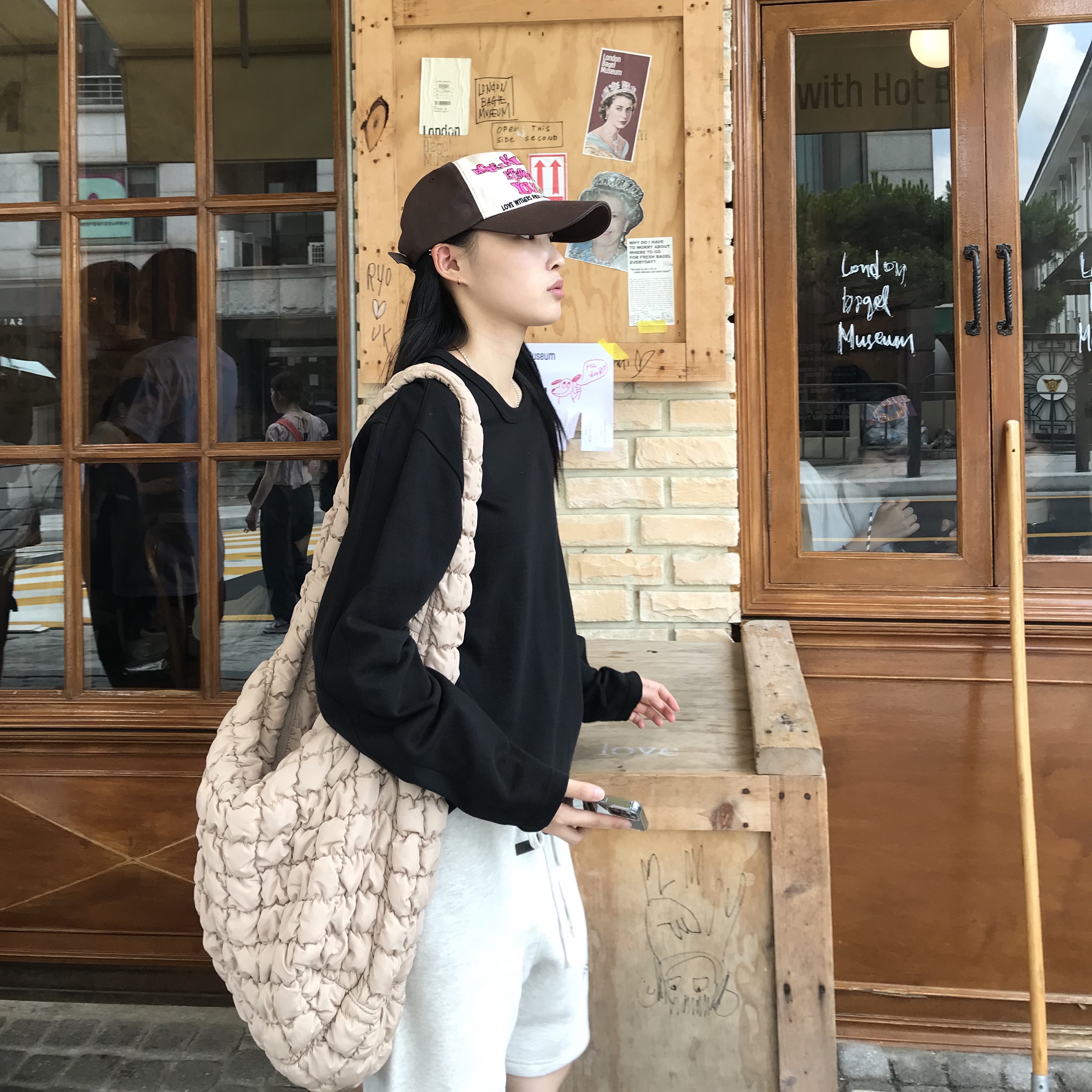 COS Quilted Oversized Shoulder Bag Beige, Essentials The Core Collection Sweatshorts Light Oatmeal 착용 스타일 - 1