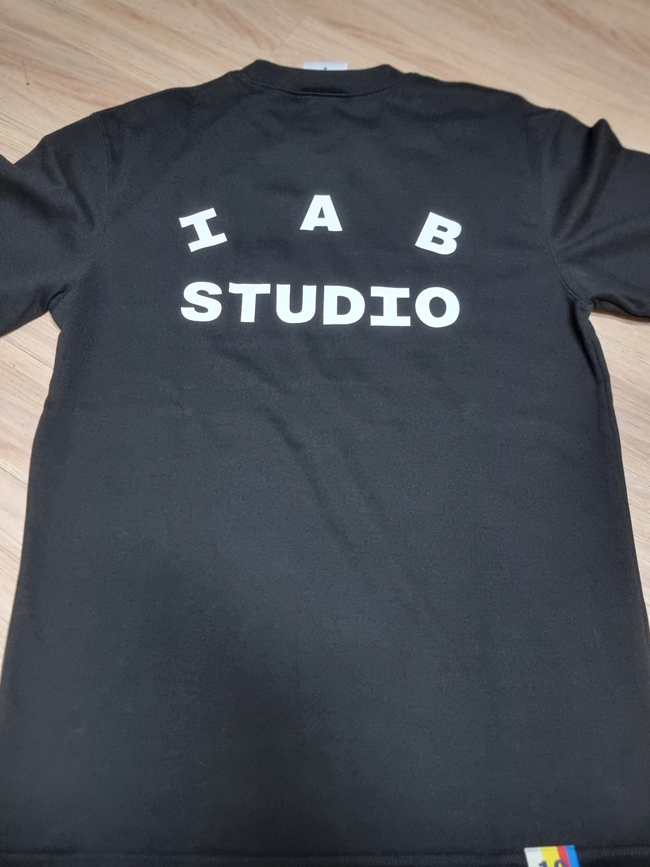 IAB Studio 10th Anniversary T-Shirts Pack White & Black (2 Pack) 착용 스타일 - 2