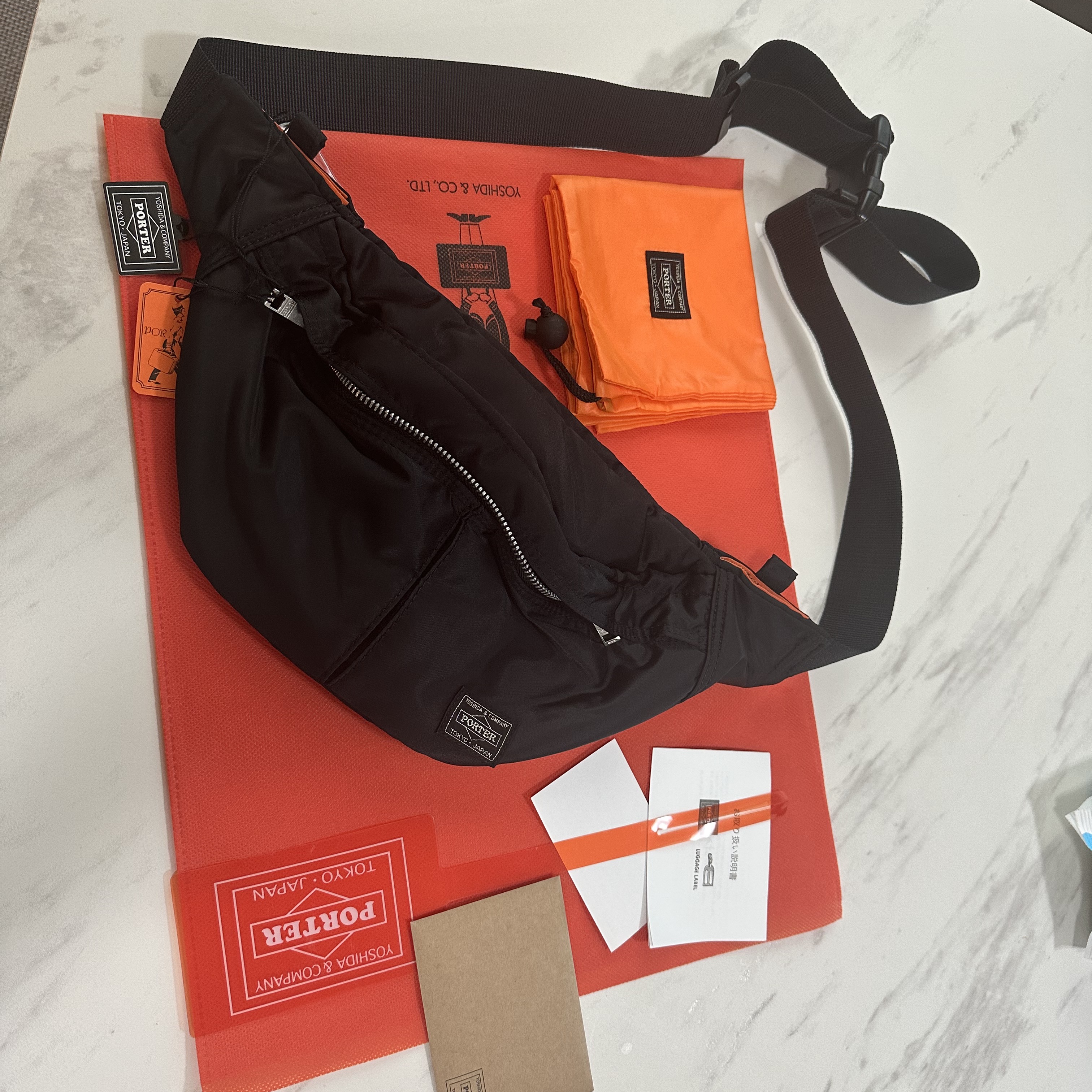 Adidas Yeezy 500 Utility Black 2022/2023, Porter Tanker Waist Bag S Black 착용 스타일 - 2