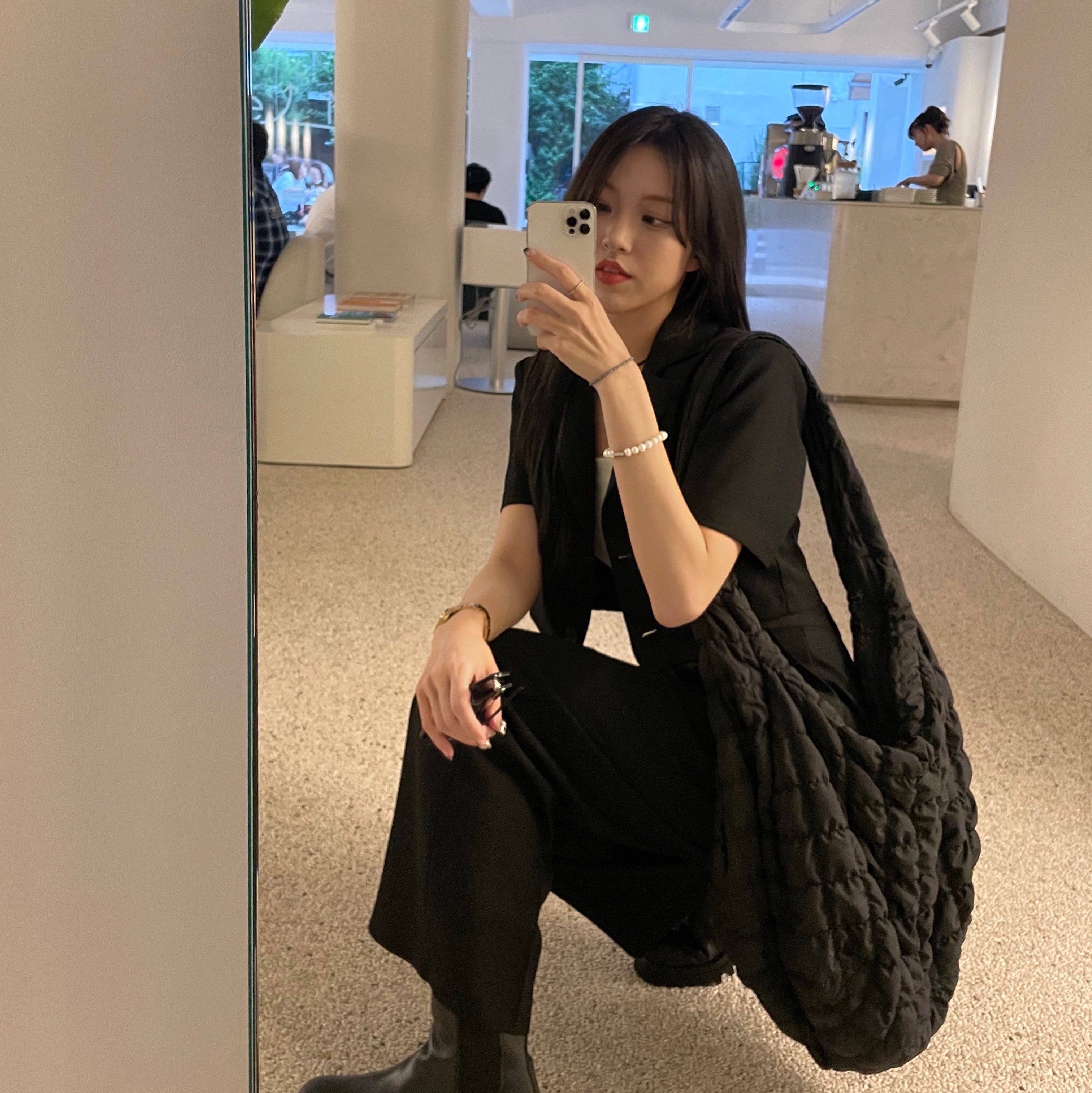 COS Quilted Oversized Shoulder Bag Black 착용 스타일 - 4