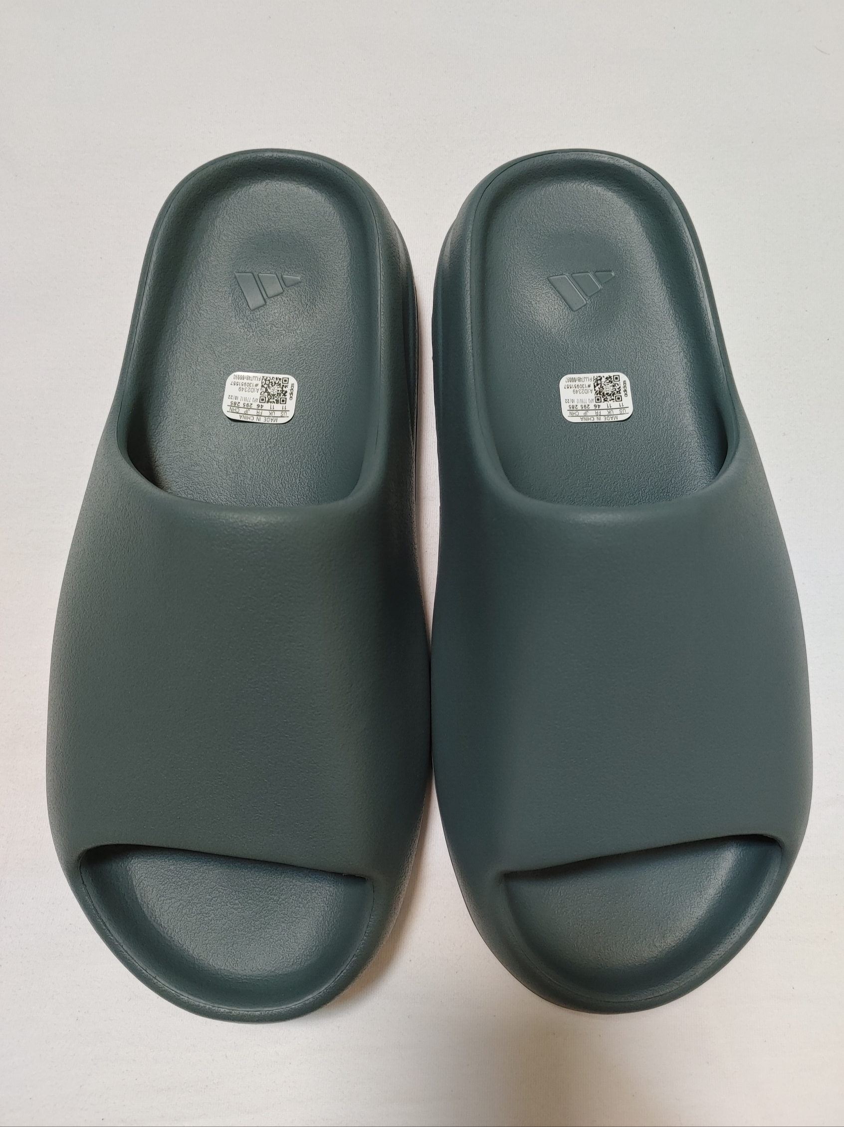 Adidas Yeezy Slide Slate Marine 착용 스타일