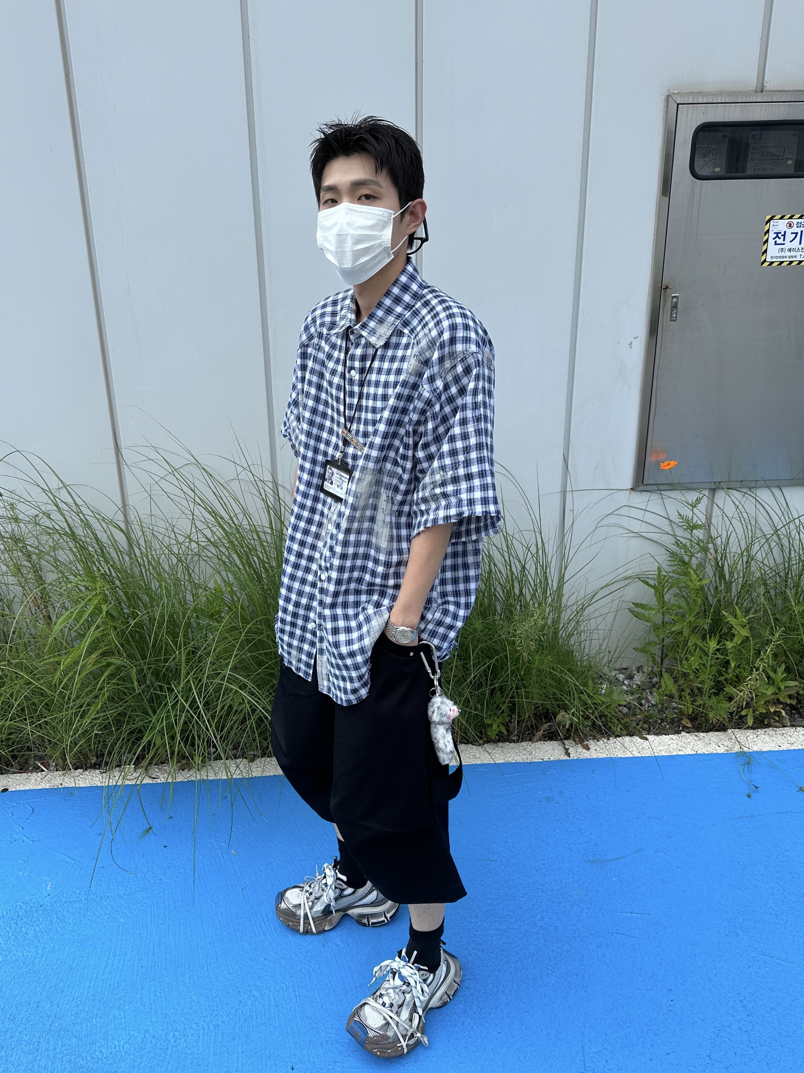 Balenciaga 3XL Sneakers Worn Out Grey White Blue, Nonnod Alpine Carpenter Shorts Matt Black 착용 스타일 - 1
