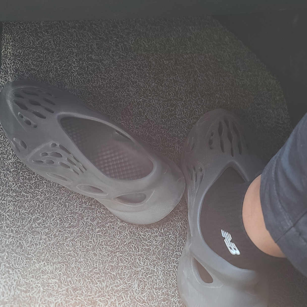 Adidas Yeezy Foam RNNR Carbon 착용 스타일