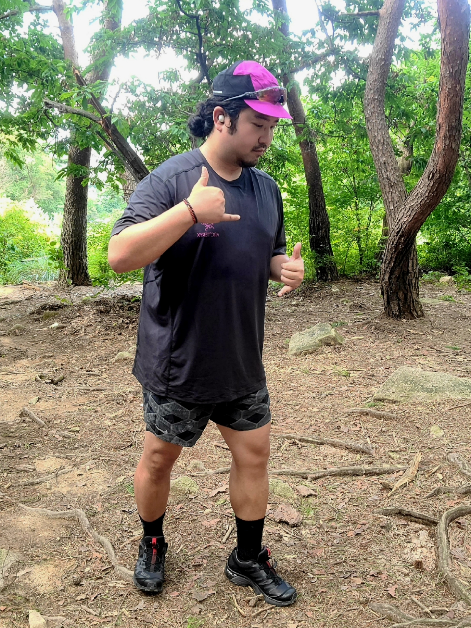 Arc'teryx Motus Arcword Crew SS T-Shirt Groovie Black Heather, Salomon x Slam Jam XT-4 Black Magnet Goji Berry 착용 스타일 - 2
