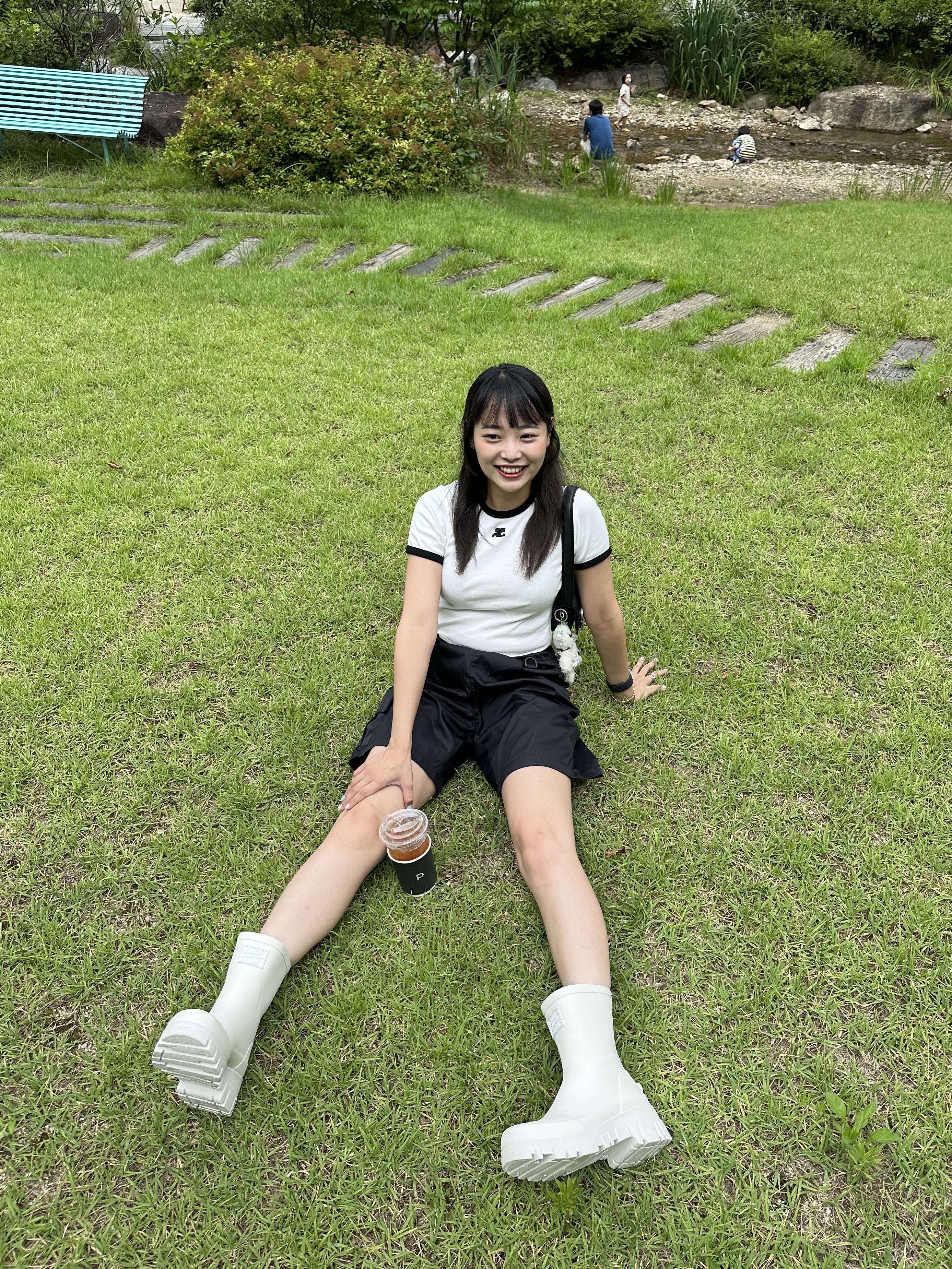 (W) Courreges Reedition Bumpy Contrast T-Shirt Heritage White Black, (W) Rockfishweatherwear Flatform Middle Rain Boots Cream 착용 스타일 - 5