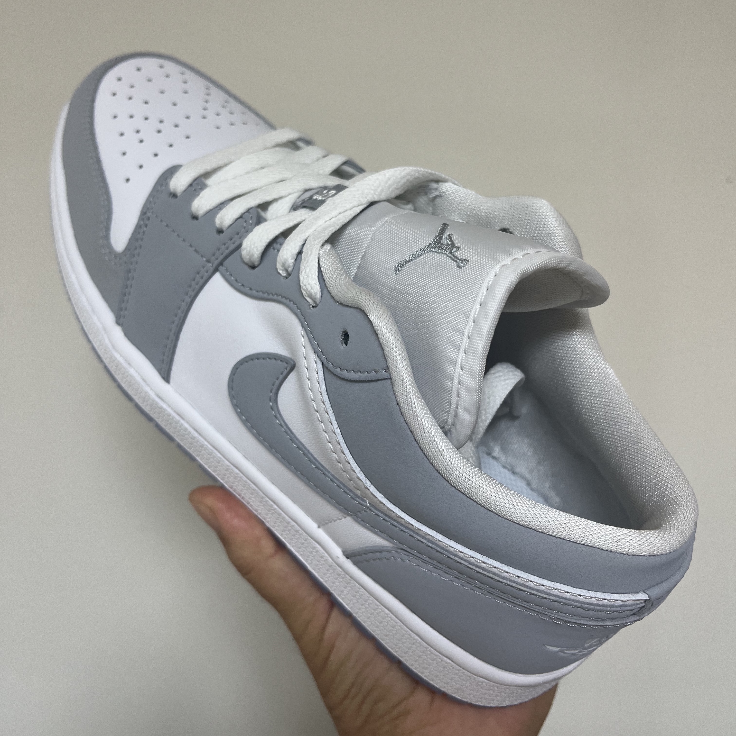 (W) Jordan 1 Low White Wolf Grey 착용 스타일 - 2