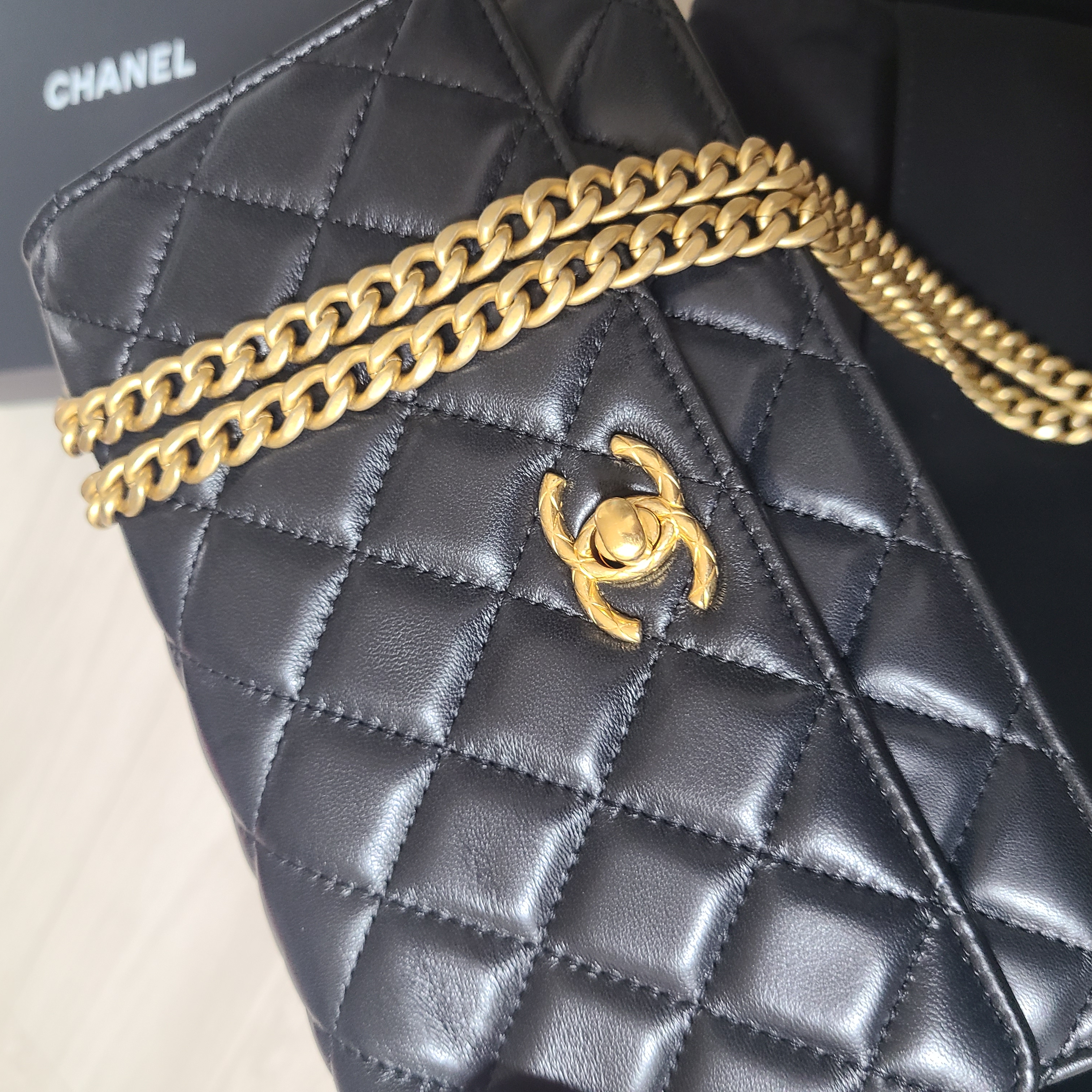 Chanel Wallet On Chain Lambskin & Gold Black 착용 스타일