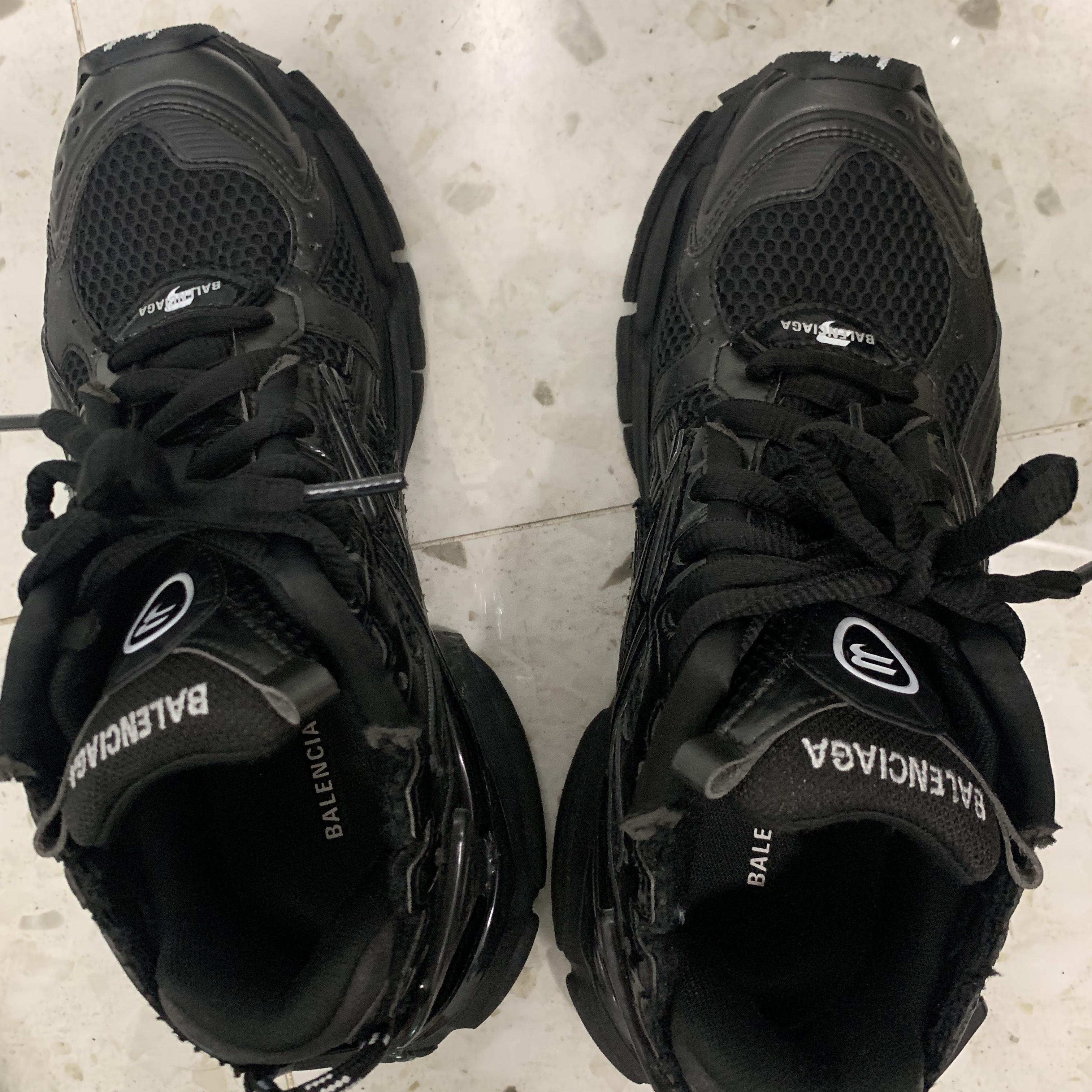 Balenciaga Runner Sneakers Monocolor Black 착용 스타일