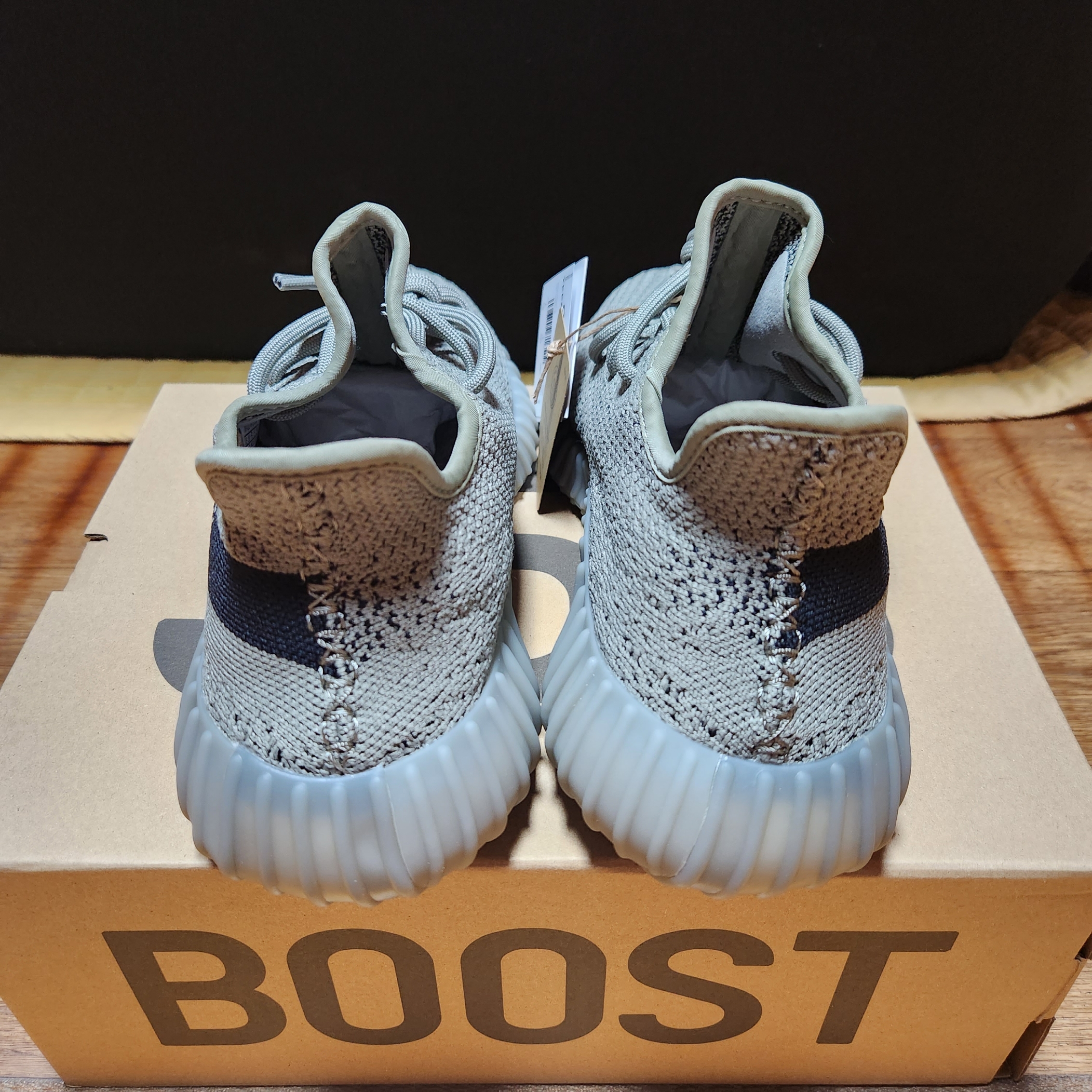 Adidas Yeezy Boost 350 V2 Granite Core Black 착용 스타일 - 4