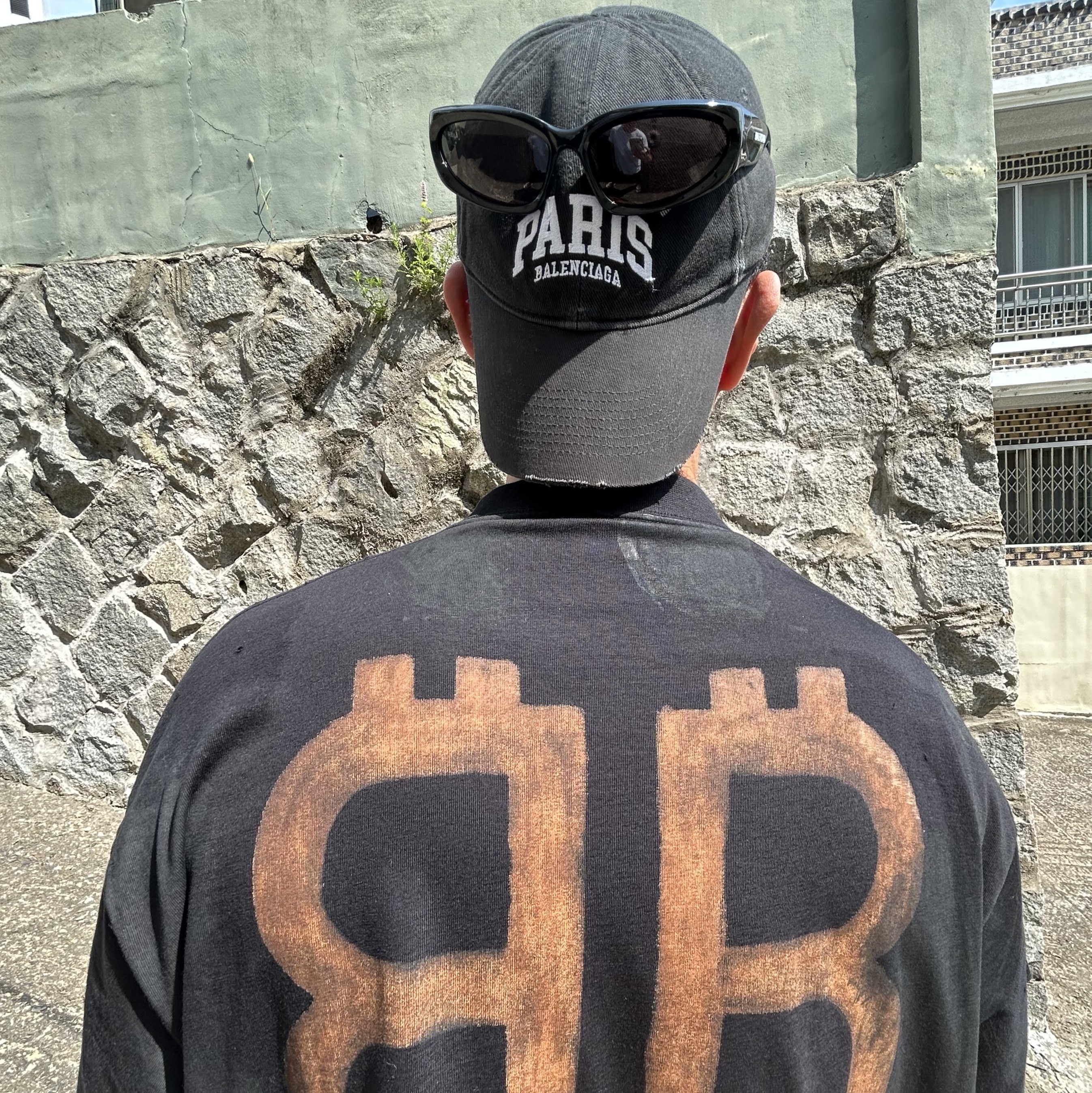 Balenciaga Oversized Crypto T-Shirt Faded Black, Balenciaga Swift Oval Sunglasses Black 착용 스타일 - 3