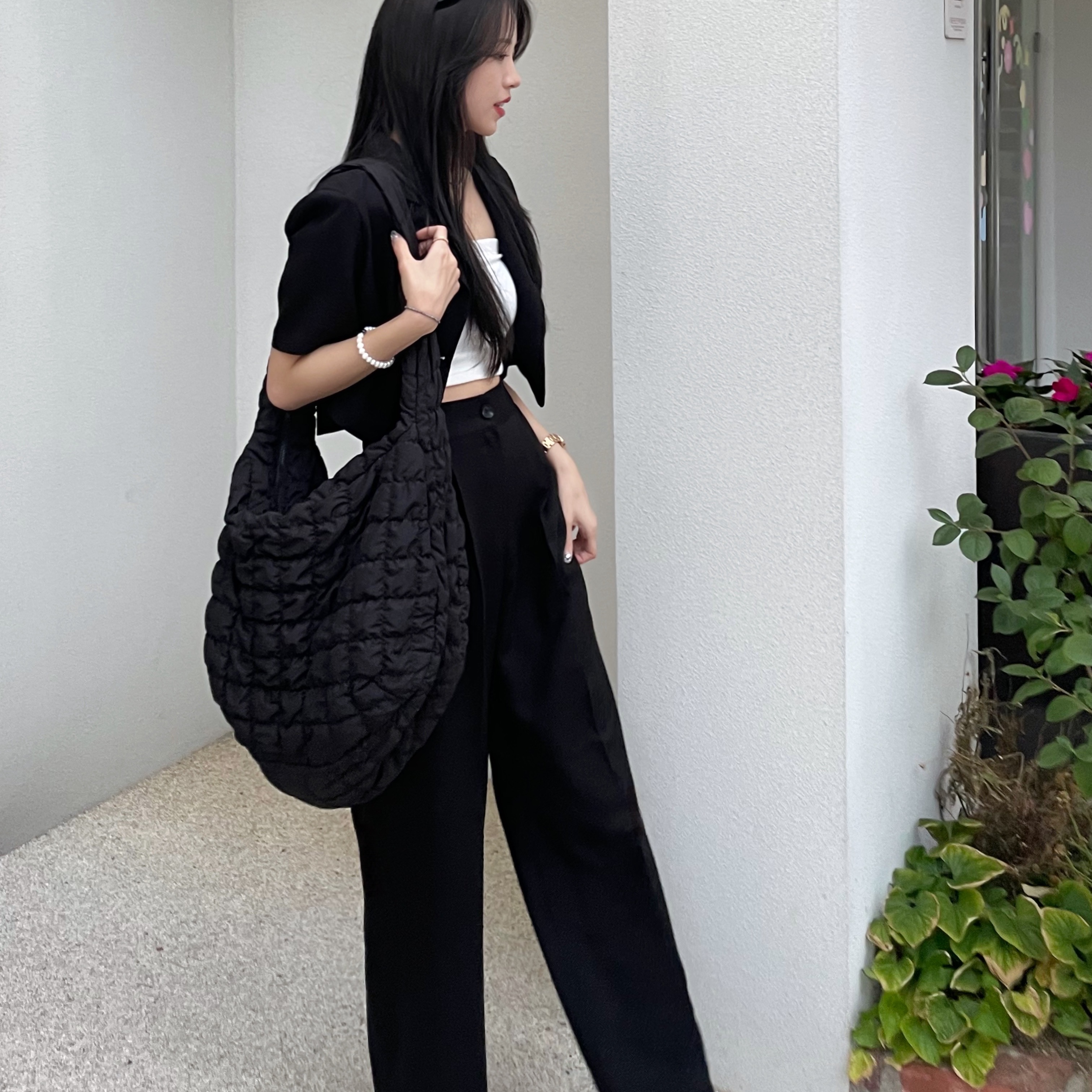 COS Quilted Oversized Shoulder Bag Black 착용 스타일 - 3