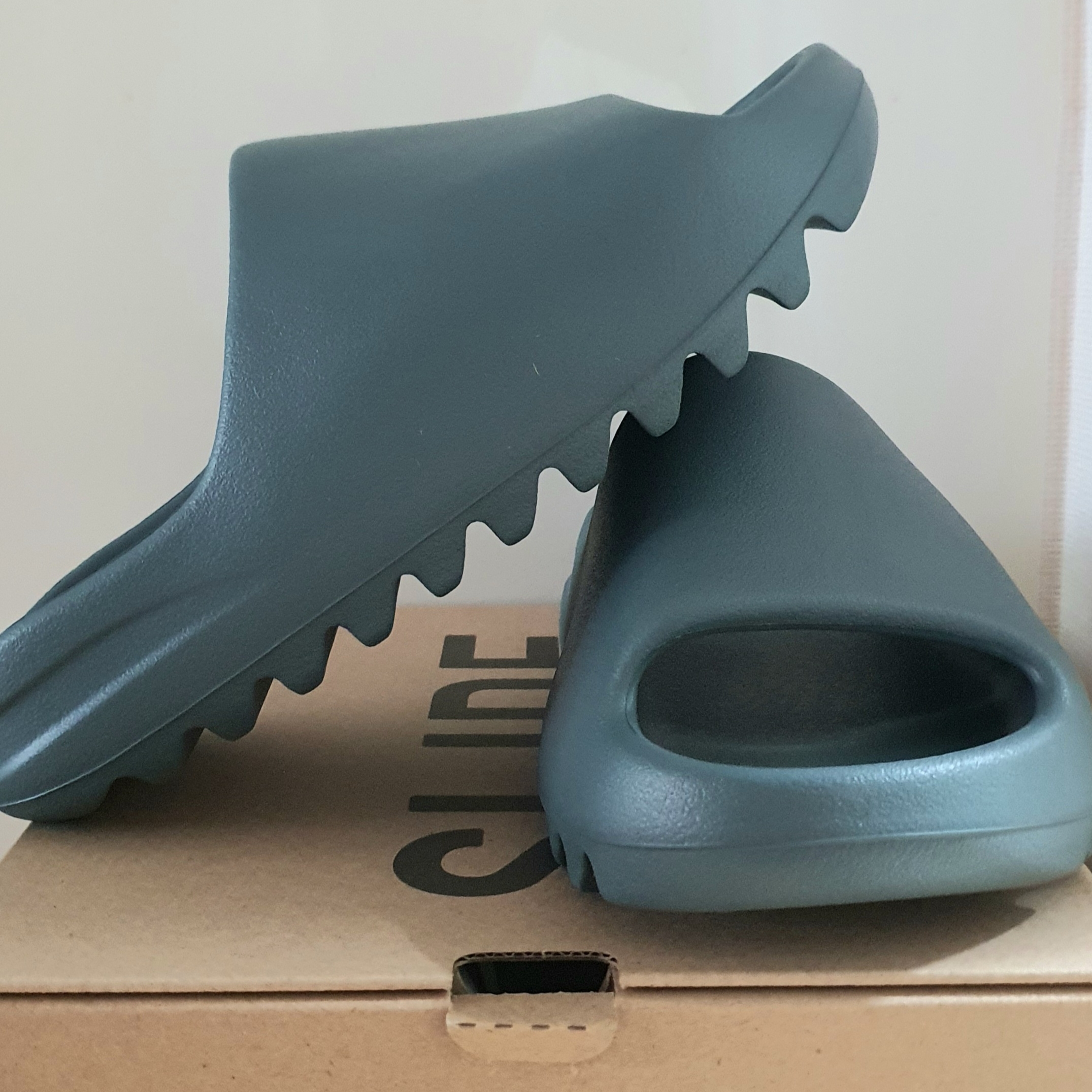 Adidas Yeezy Slide Slate Marine 착용 스타일