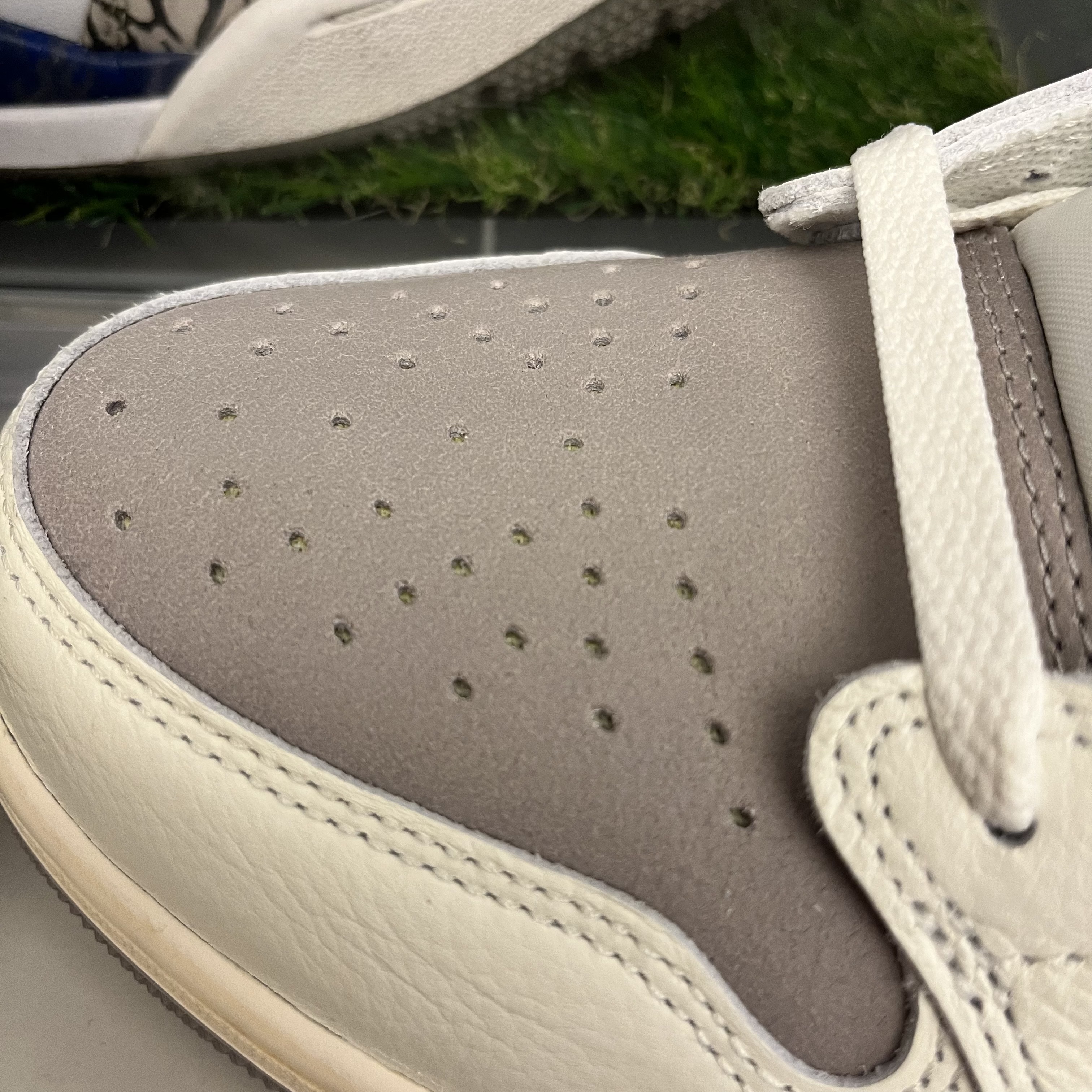 Jordan 1 Retro Low OG Atmosphere Grey 착용 스타일 - 2