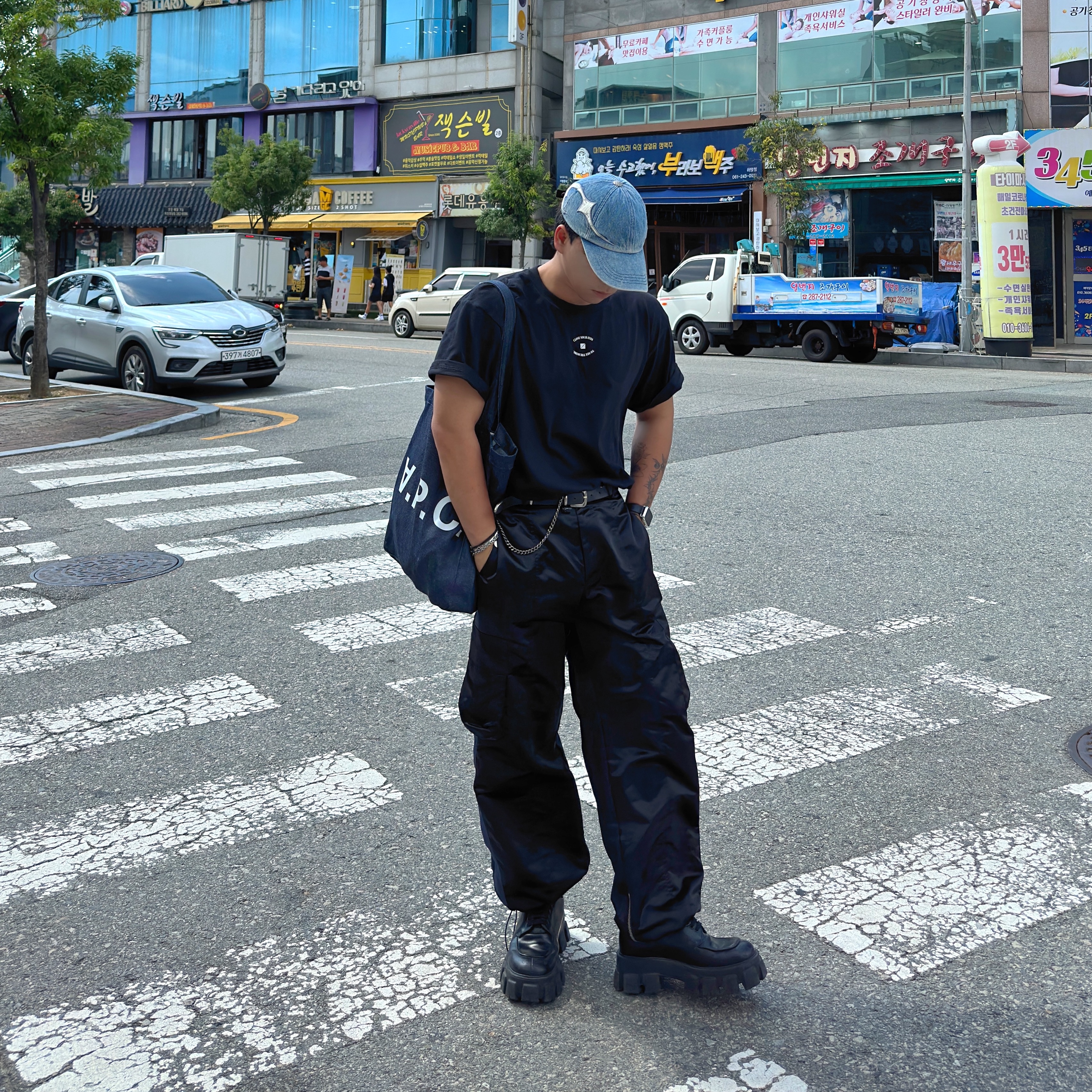 Prada Monolith Brushed Leather Lace-Up Shoes Black, Thug Club x MCM Tribal Leather Cap Denim 착용 스타일 - 3