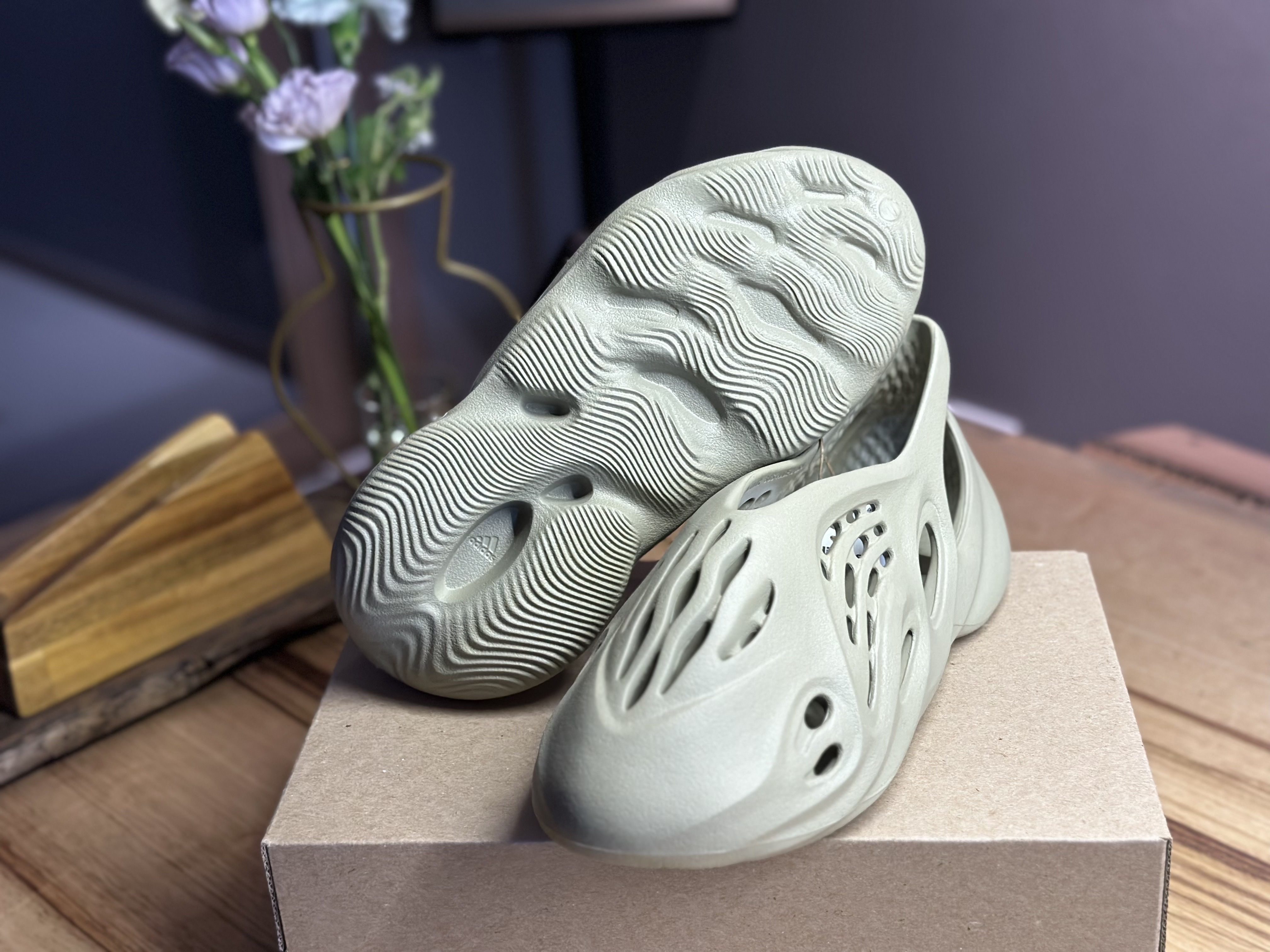 Adidas Yeezy Foam RNNR Stone Salt 착용 스타일 - 4