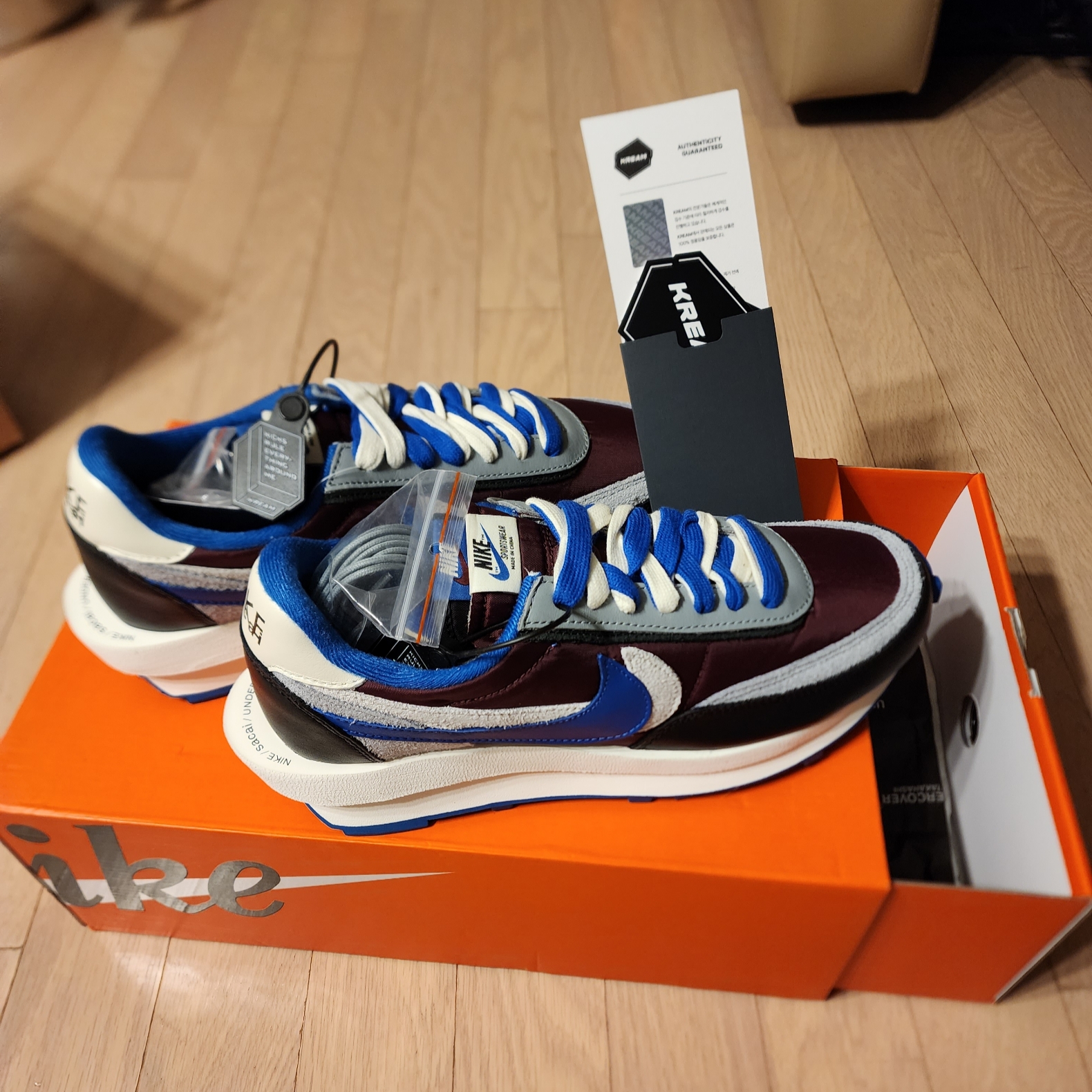 Nike x Sacai x Undercover LDWaffle Night Maroon Team Royal 착용 스타일 - 2