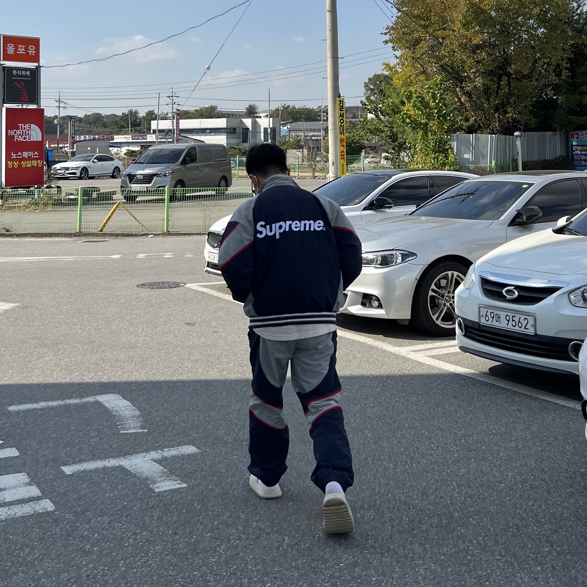 Supreme x New York Yankees Track Jacket Navy - 21FW, Supreme x New York Yankees Track Pants Navy - 21FW 착용 스타일 - 1
