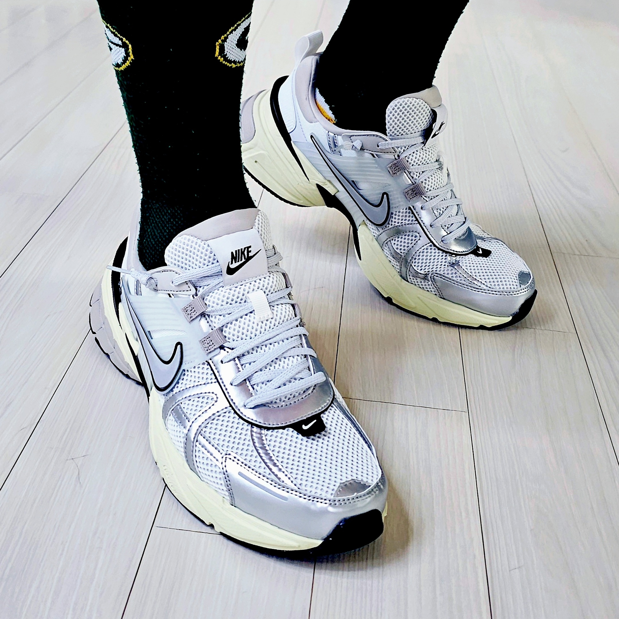 Nike V2K Run Summit White Metallic Silver 착용 스타일