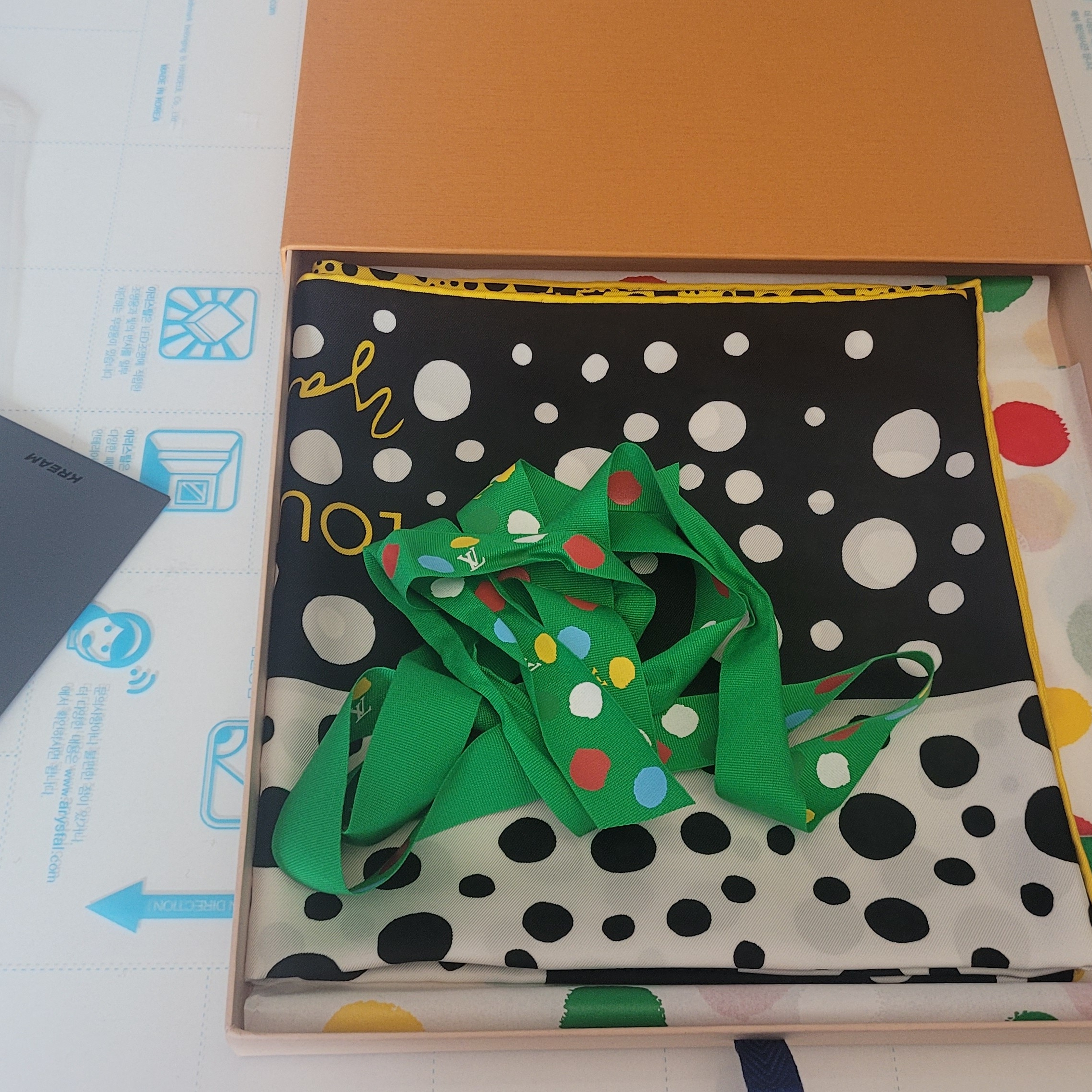 (W) Louis Vuitton x YK Infinity Dots Square 90 Yellow Black 착용 스타일 - 3