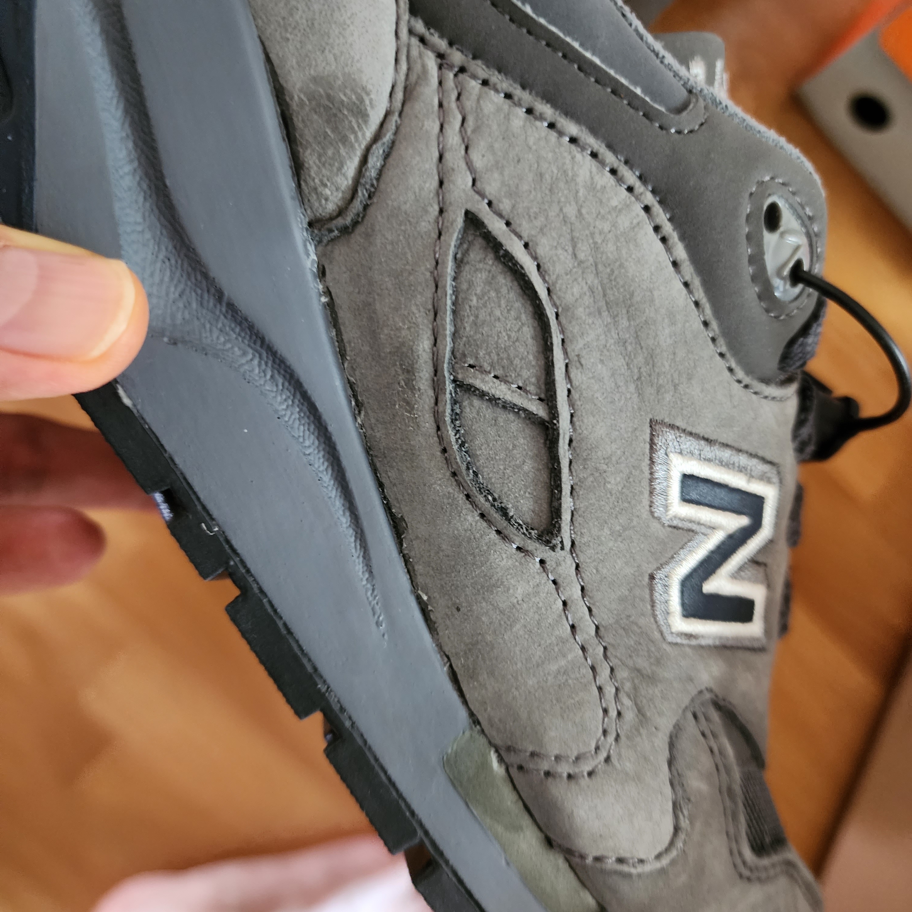 New Balance 1600 Dark Grey 착용 스타일 - 2