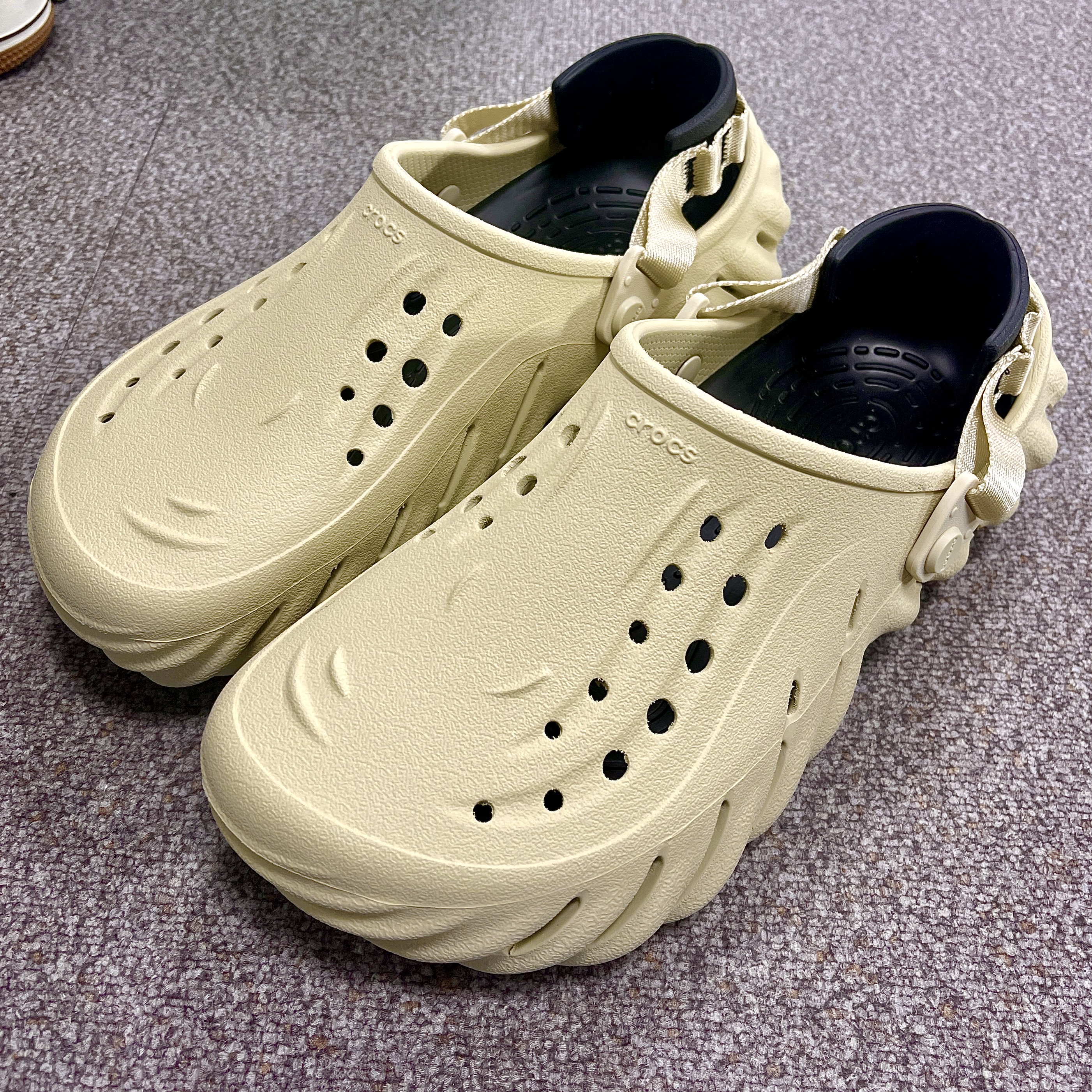Crocs Echo Clog Bone Black 착용 스타일 - 1