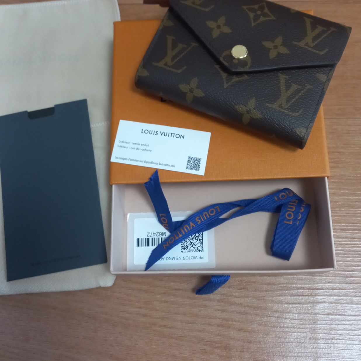 Louis Vuitton Victorine Wallet Monogram 착용 스타일