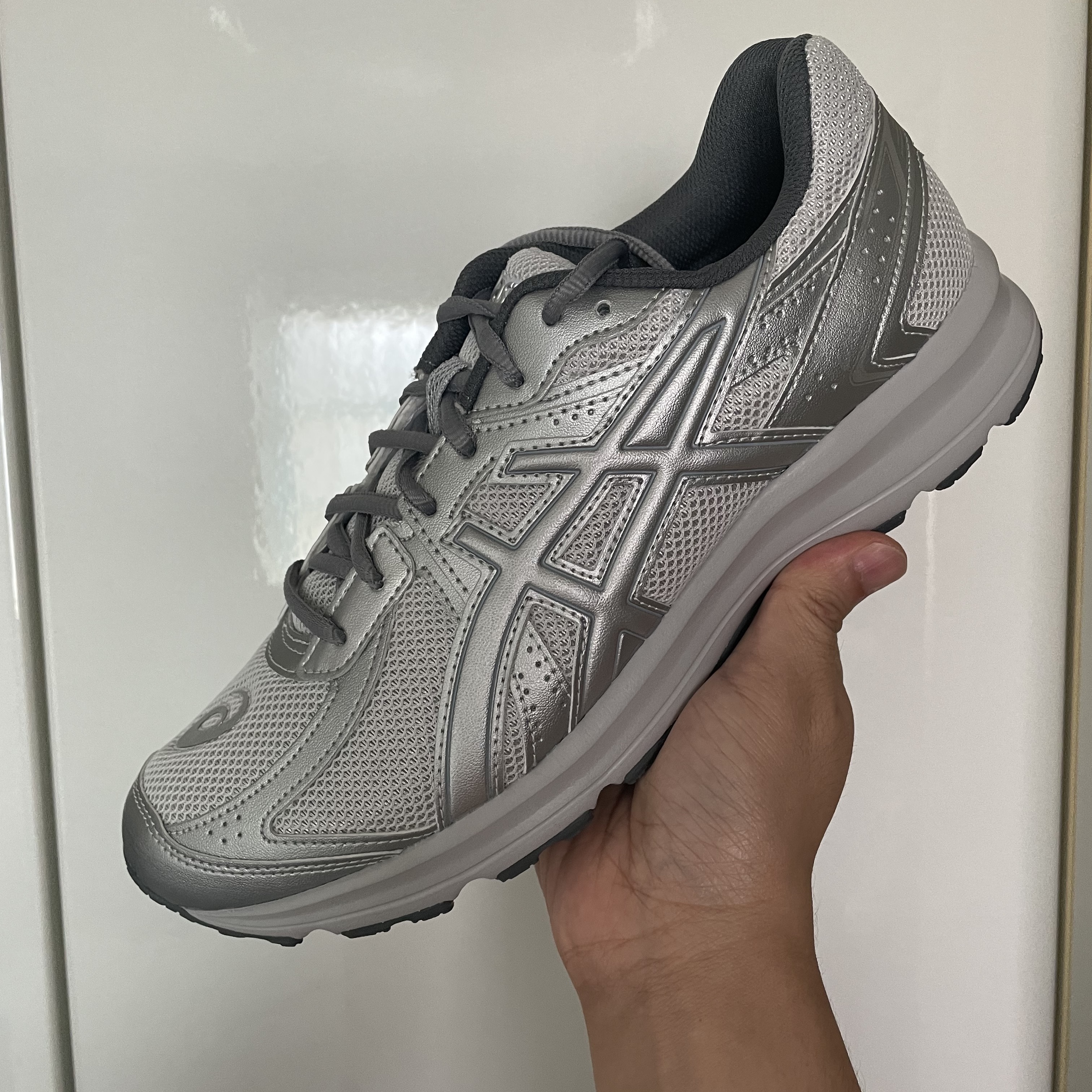 Asics Jog 100 S SMU Glacier Grey Pure Silver - 2E Wide 착용 스타일 - 3