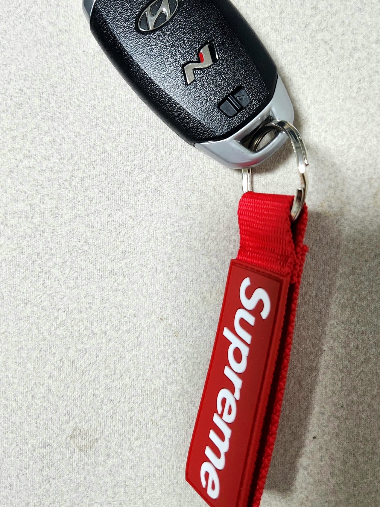 Supreme Webbing Keychain Red - 23SS 착용 스타일