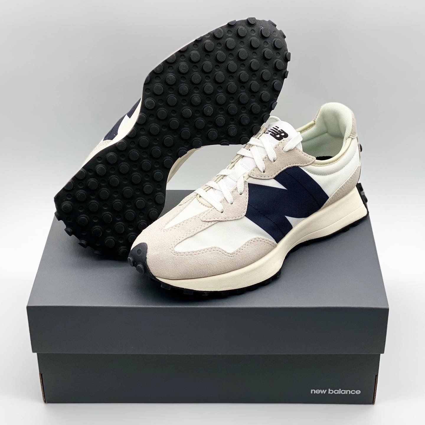 New Balance 327 White Black 착용 스타일 - 1