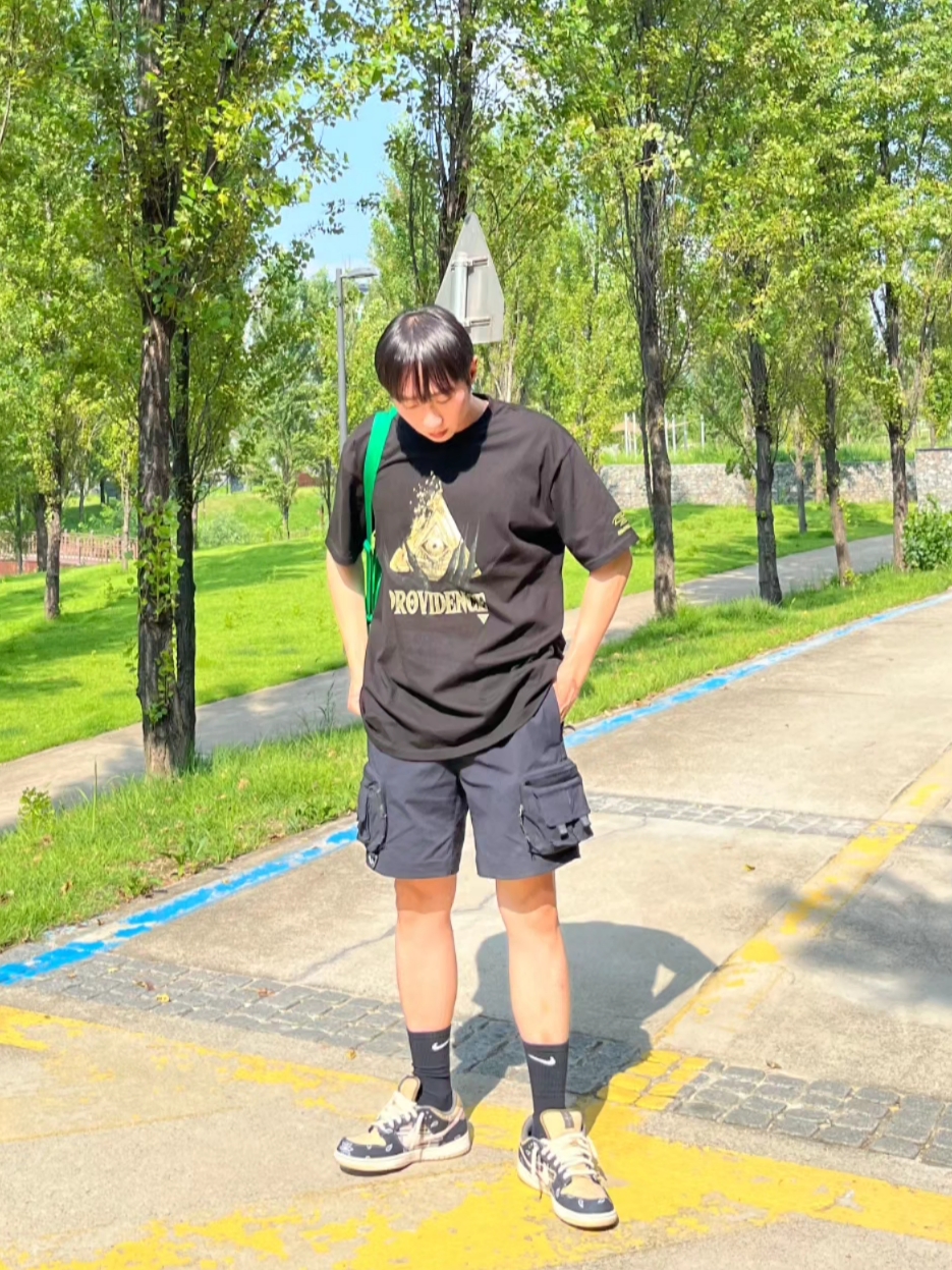 Nike x Travis Scott SB Dunk Low, Undermycar Providence Graphic T-Shirt Green Bee - 23FW (The Hyundai Seoul Exclusive) 착용 스타일 - 1