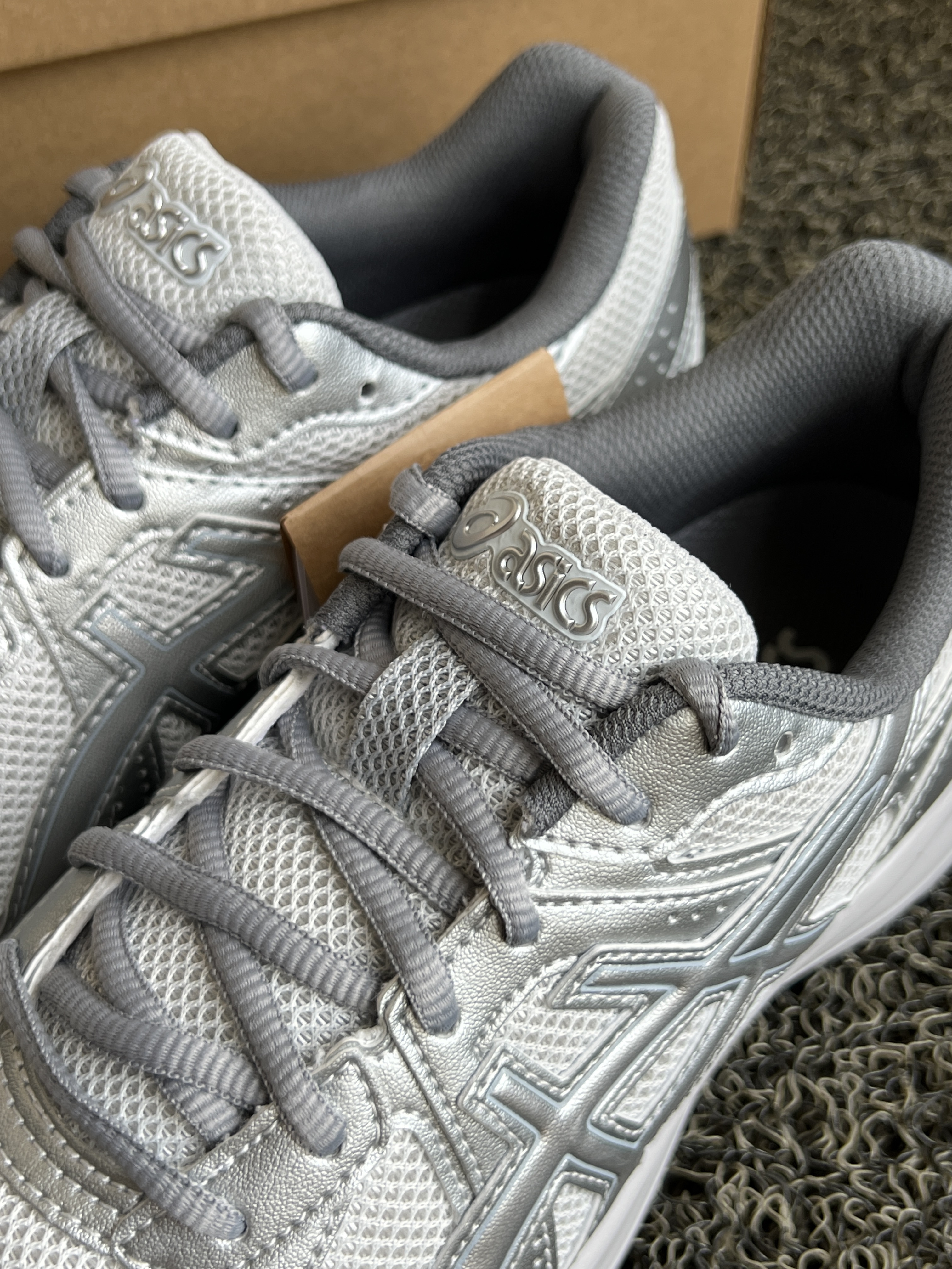 Asics Jog 100 S SMU Glacier Grey Pure Silver - 2E Wide 착용 스타일 - 4