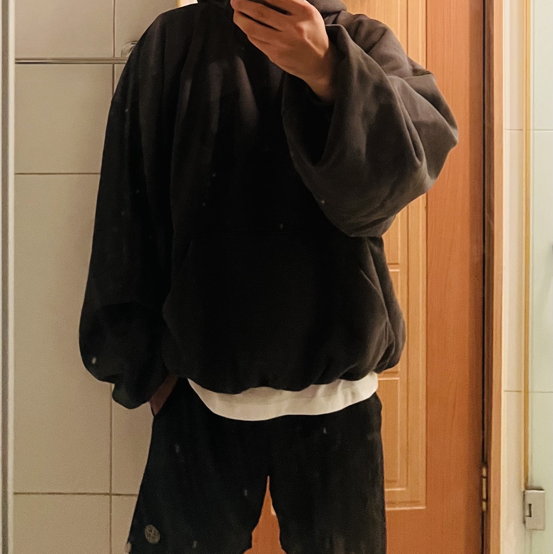 Yeezy Gap Engineered By Balenciaga Dove Hoodie Black 착용 스타일 - 2